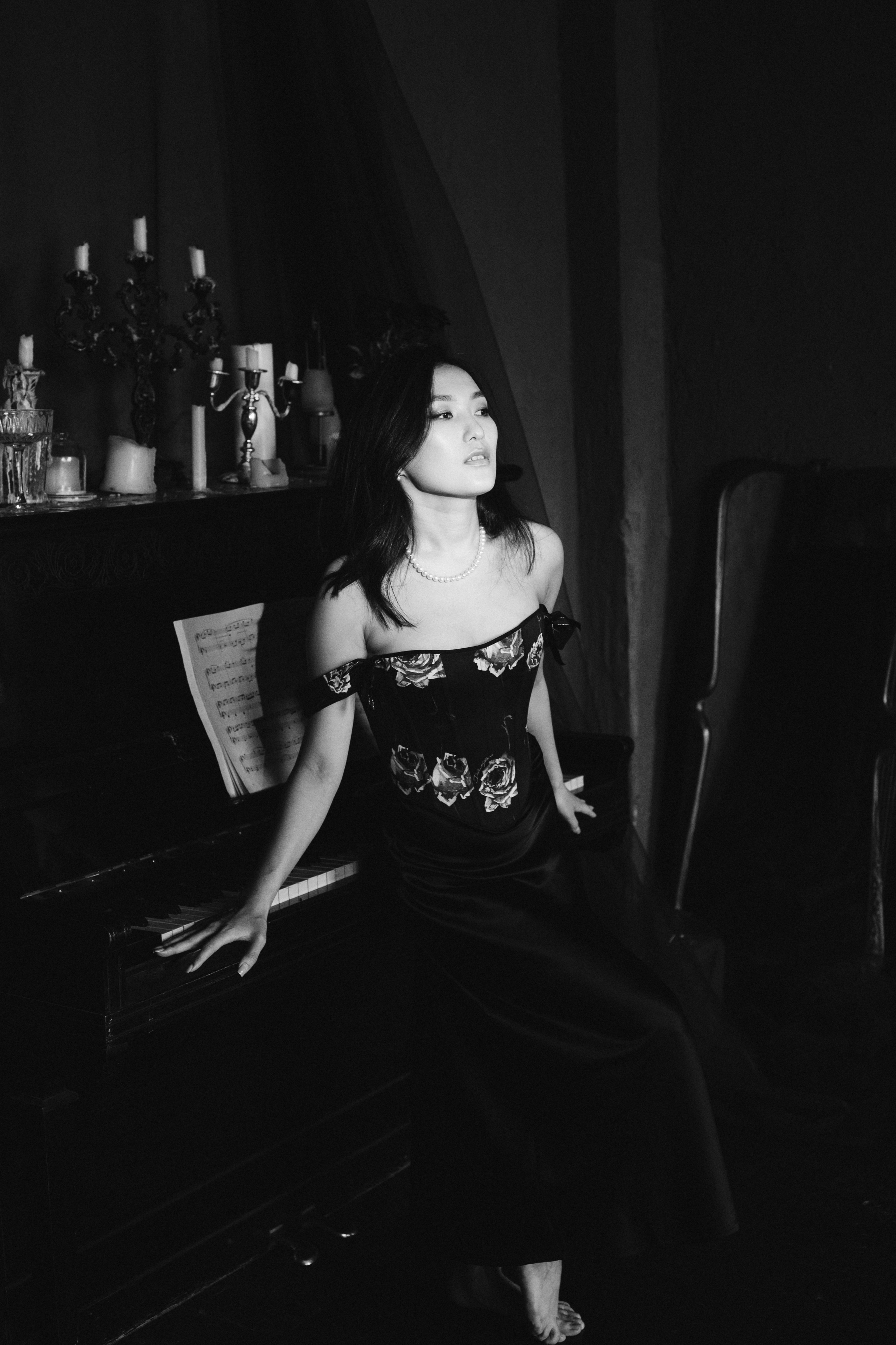 Драматичный женский портрет, глубокий взгляд, контрастное освещение,фотосессия Новосибирск, женская фотосессия в Новосибирске, женский фотограф, фотосессия в студии, красивая девушка