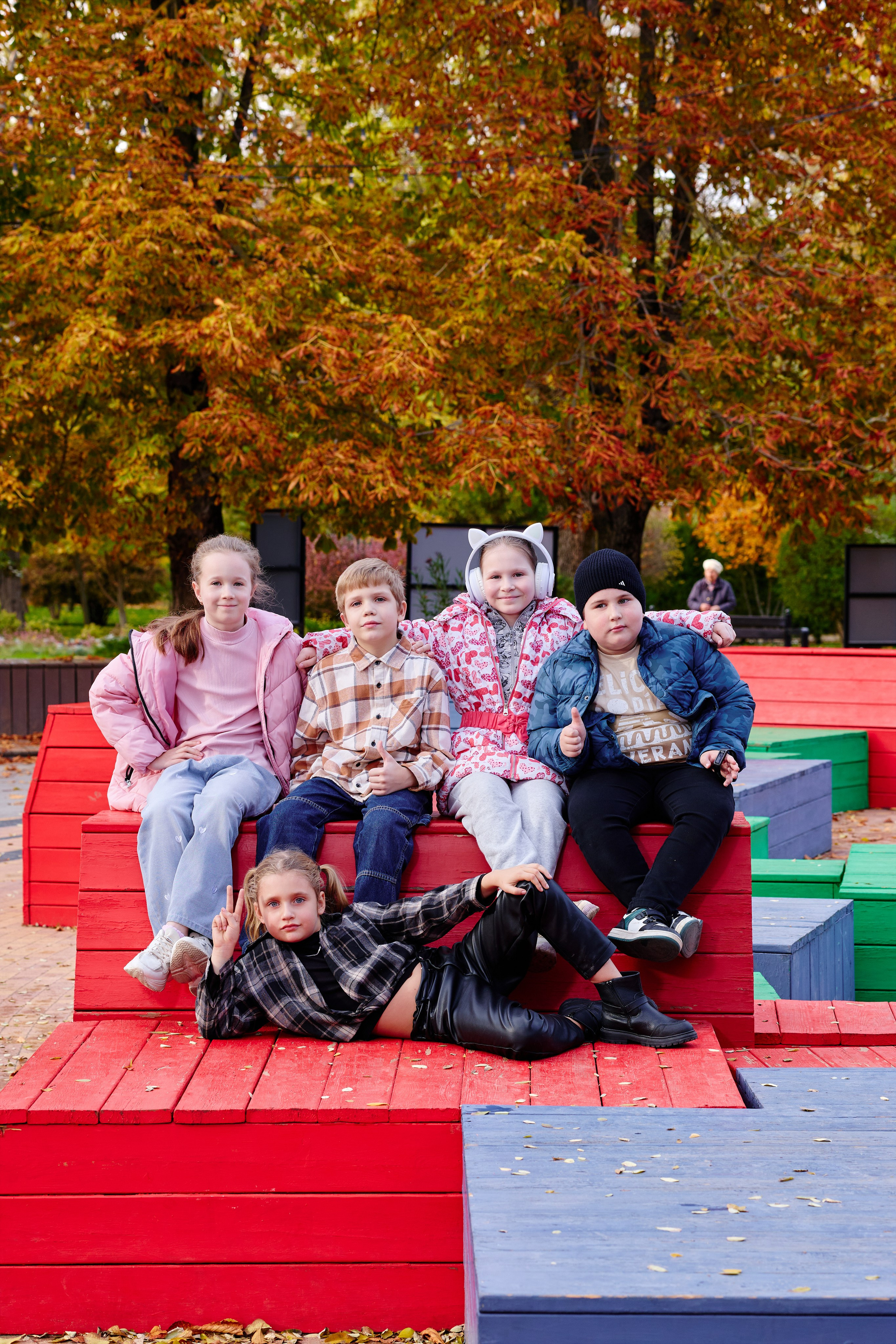 Прогулка в парке классом. Фотограф Выпускные альбомы Таганрог Сергей Коробченко