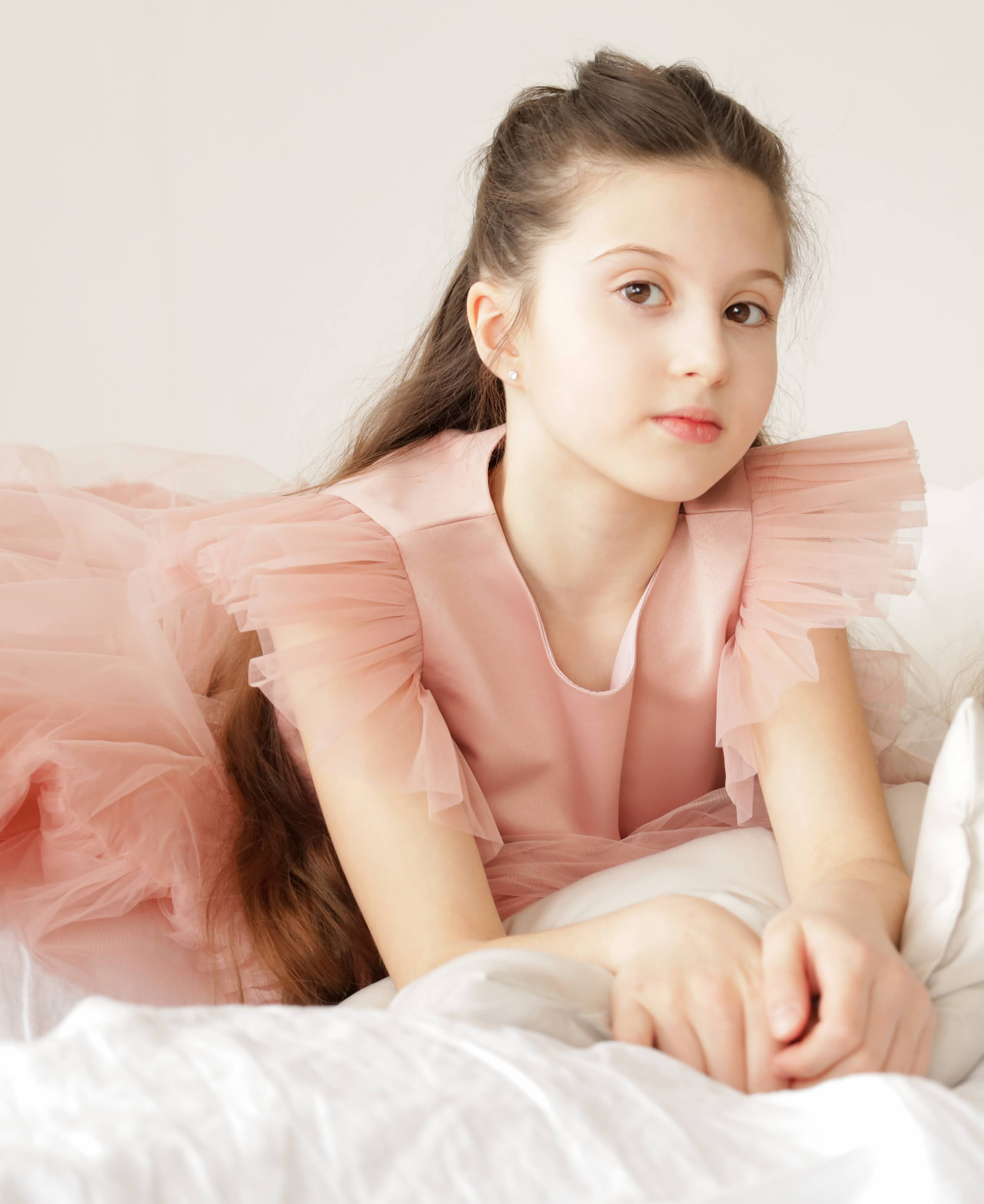 Фотосессия с цветами в фотостудии