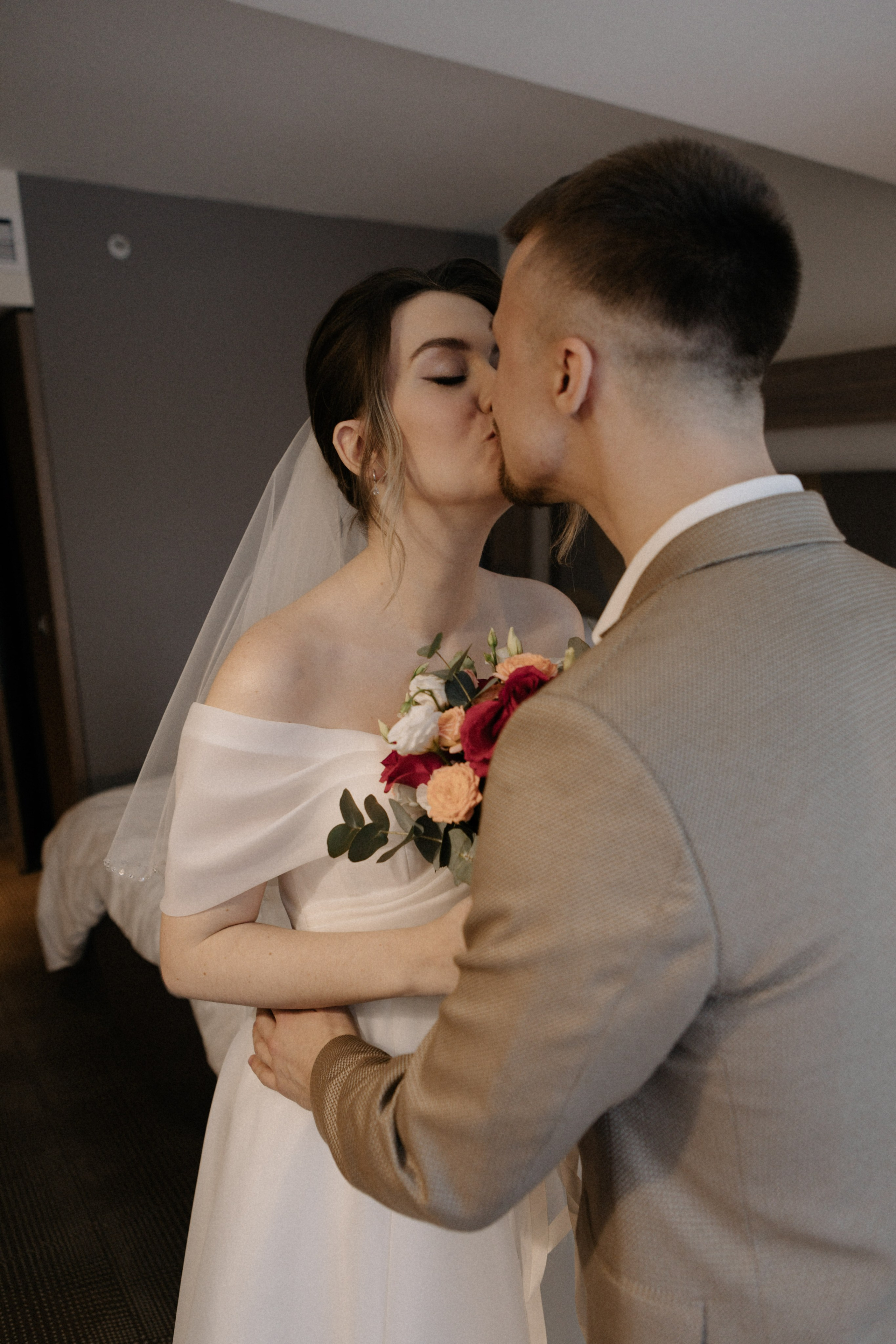 Ксюша и Илья. Утро в отеле роспись в Birds. Свадебный и портретный фотограф в Москве Анастасия Масюк