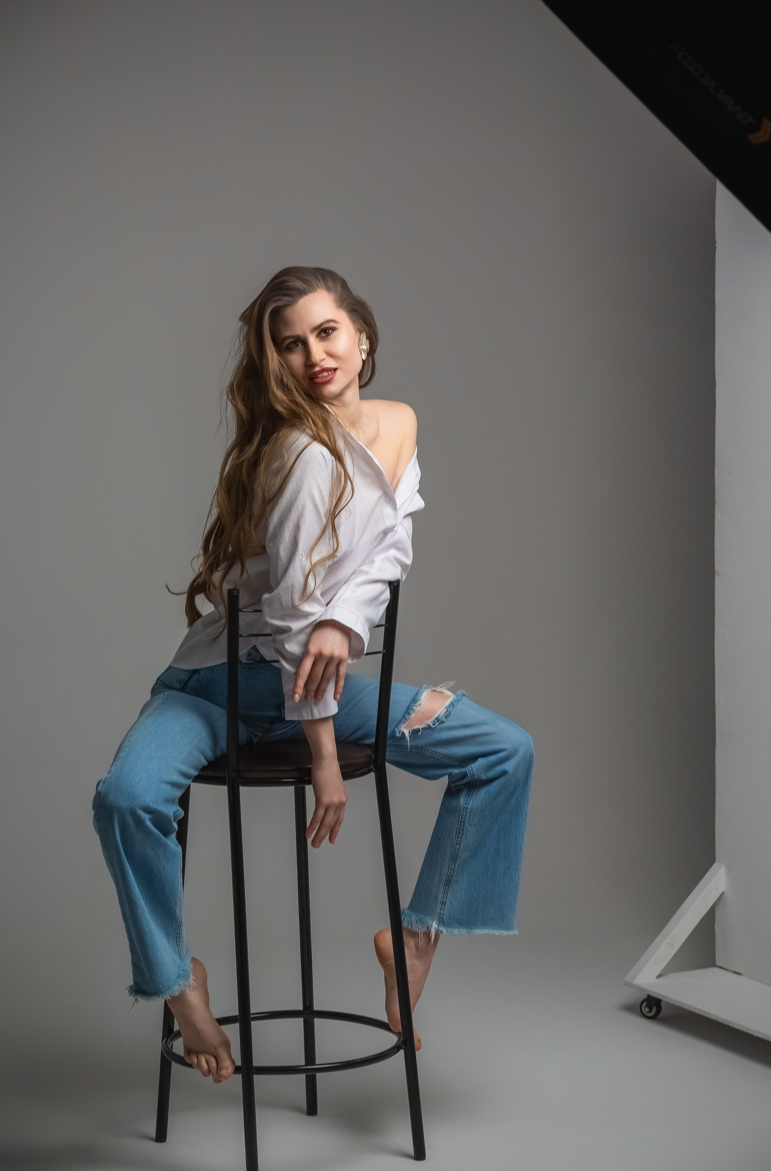 Синие джинсы — белые тюльпаны. Вера Соколова фотограф Воронеж