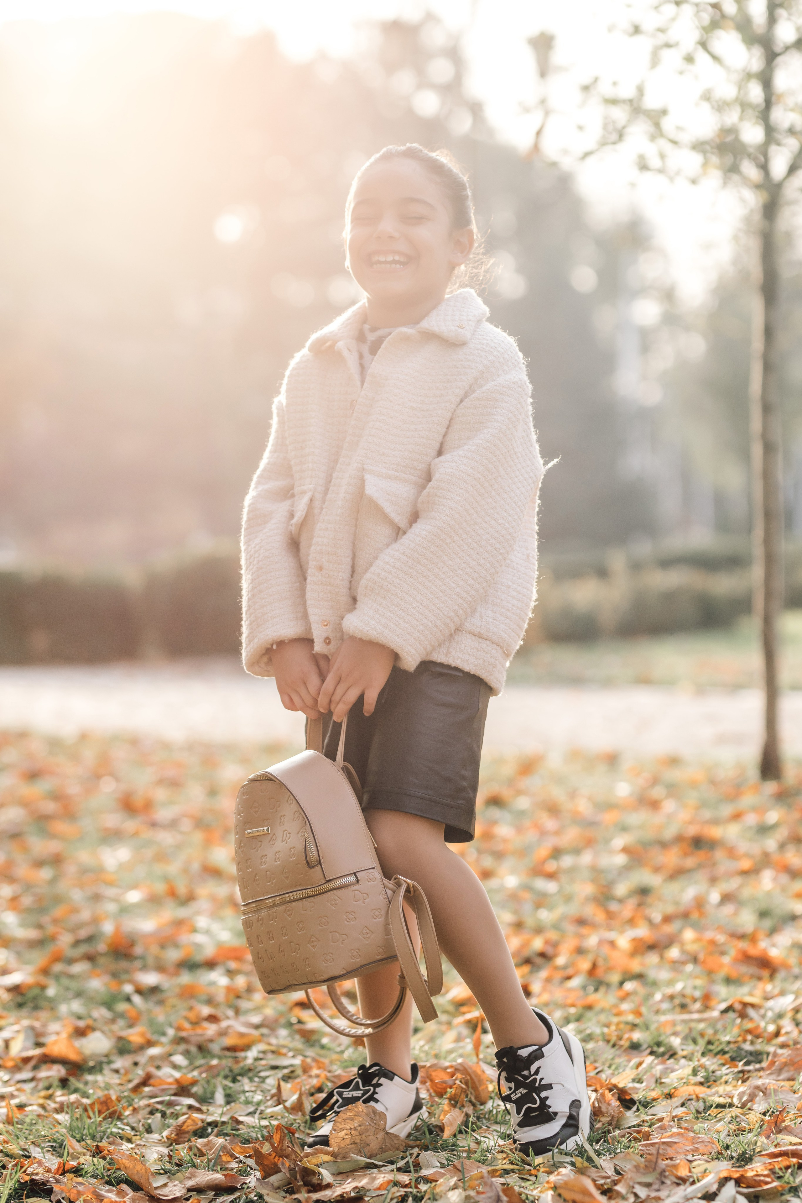 Мама и дочь, осенняя городская прогулка. Фотохудожник Наталия Кирсанова