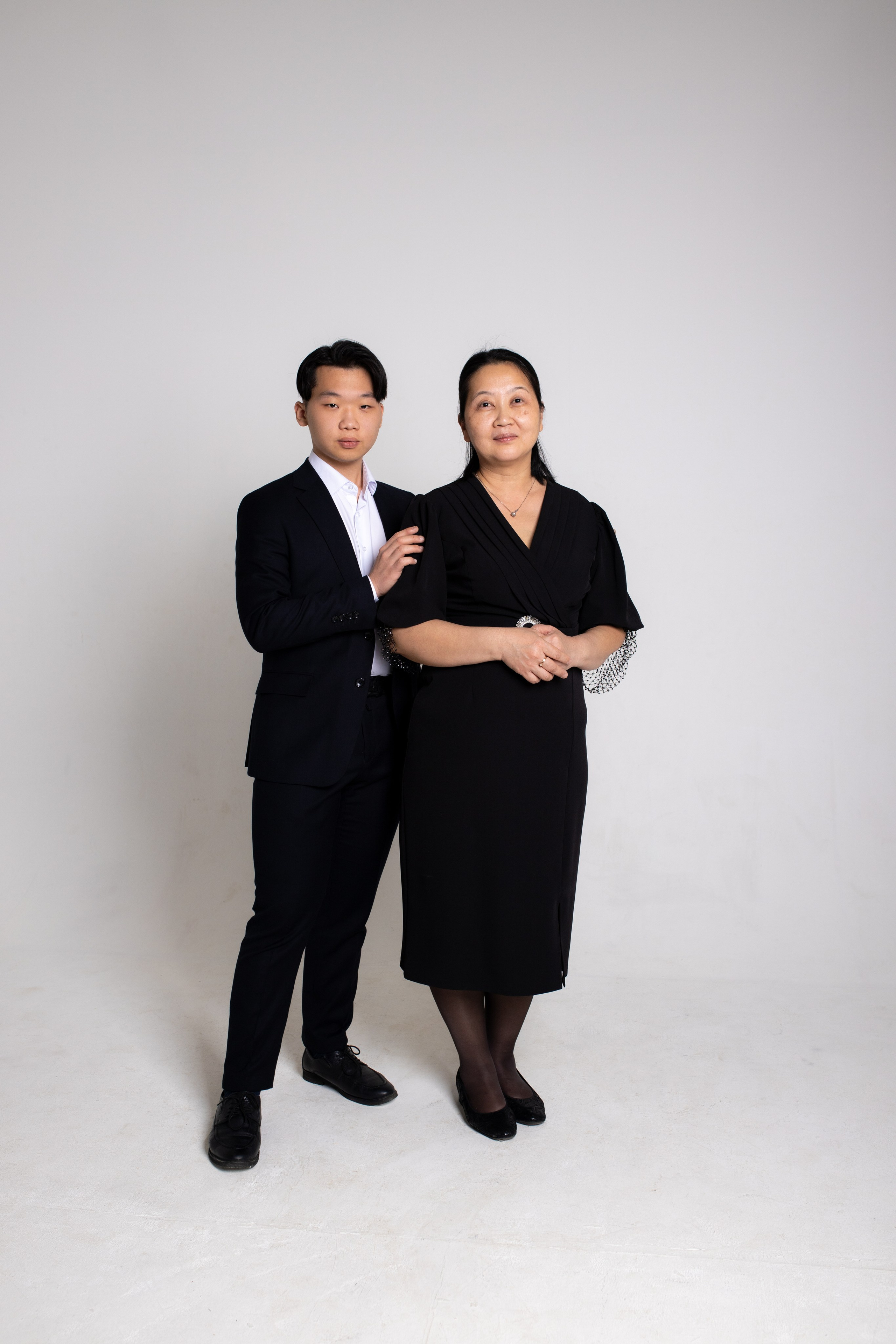 Семейная фотосессия на циклораме с импульсным светом. Фотограф в Железнодорожном и Балашихе