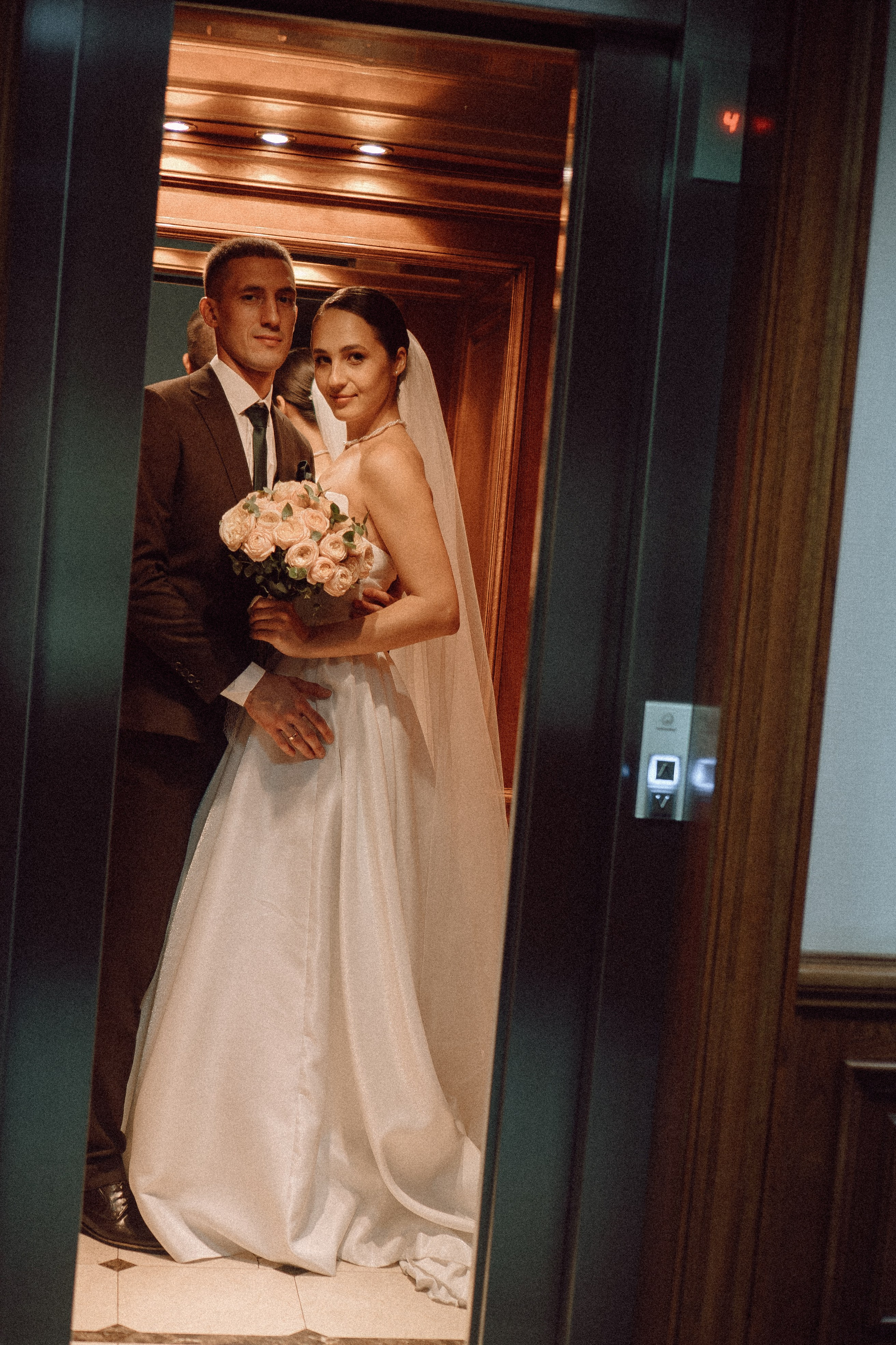 СВАДЕБНАЯ ПРОГУЛКА В САНТК-ПЕТЕРБУРГЕ (ИСАКИЕВСКИЙ СОБОР, ЗИМНЯЯ КАНАВКА, ЭРМИТАЖ И БОЛЬШАЯ МОРСКАЯ УЛИЦА). Профессиональный фотограф, Санкт-Петербург — Виктория Богомолова