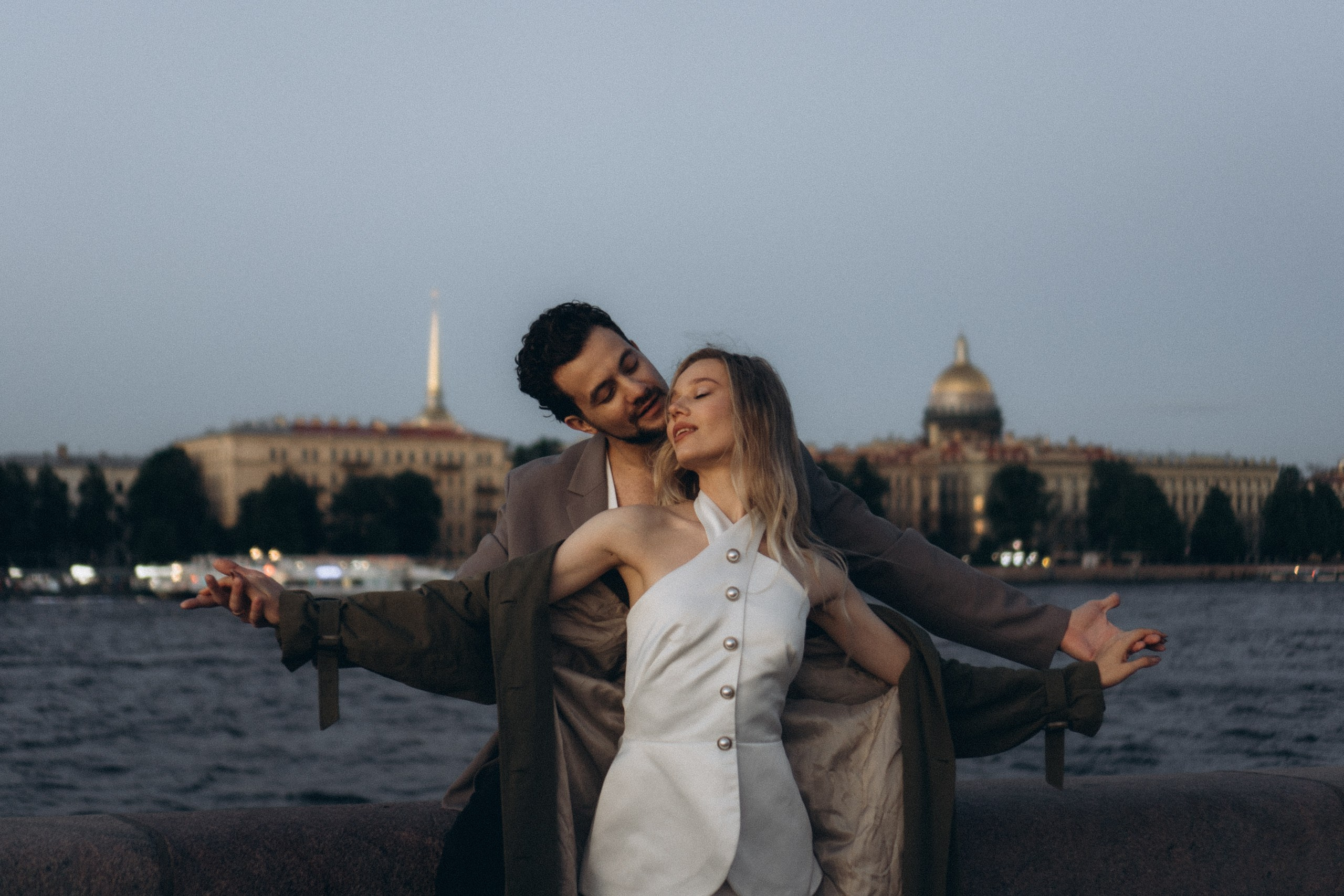 СВАДЕБНАЯ СЬЕМКА ПАРЫ НА РАССВЕТЕ В БЕЛЫЕ НОЧИ И ПРОГУЛКА С РАЗВОДНЫМИ МОСТАМИ И ПИКНИК ВОЗЛЕ ИСАКИЕВСКОГО СОБОРА. Профессиональный фотограф, Санкт-Петербург — Виктория Богомолова