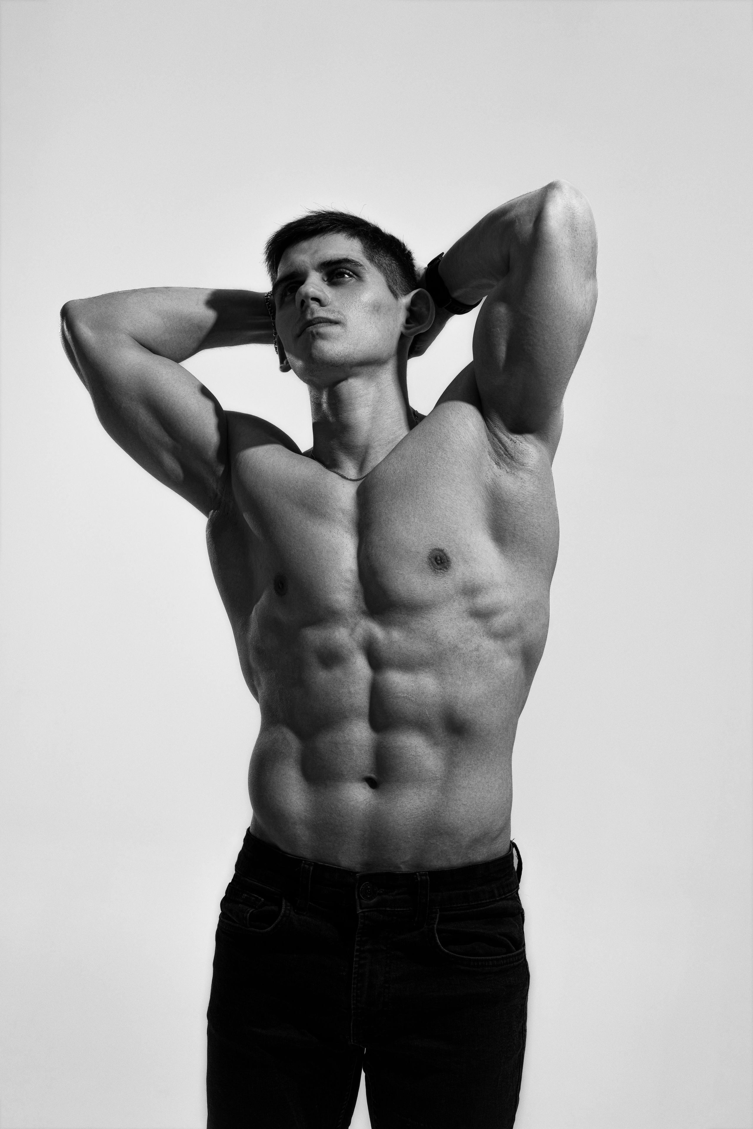 Съемка с Владом на циклораме с импульсным светом для себя и контента. Дмитрий Шульгин, портретный фотограф в Воронеже