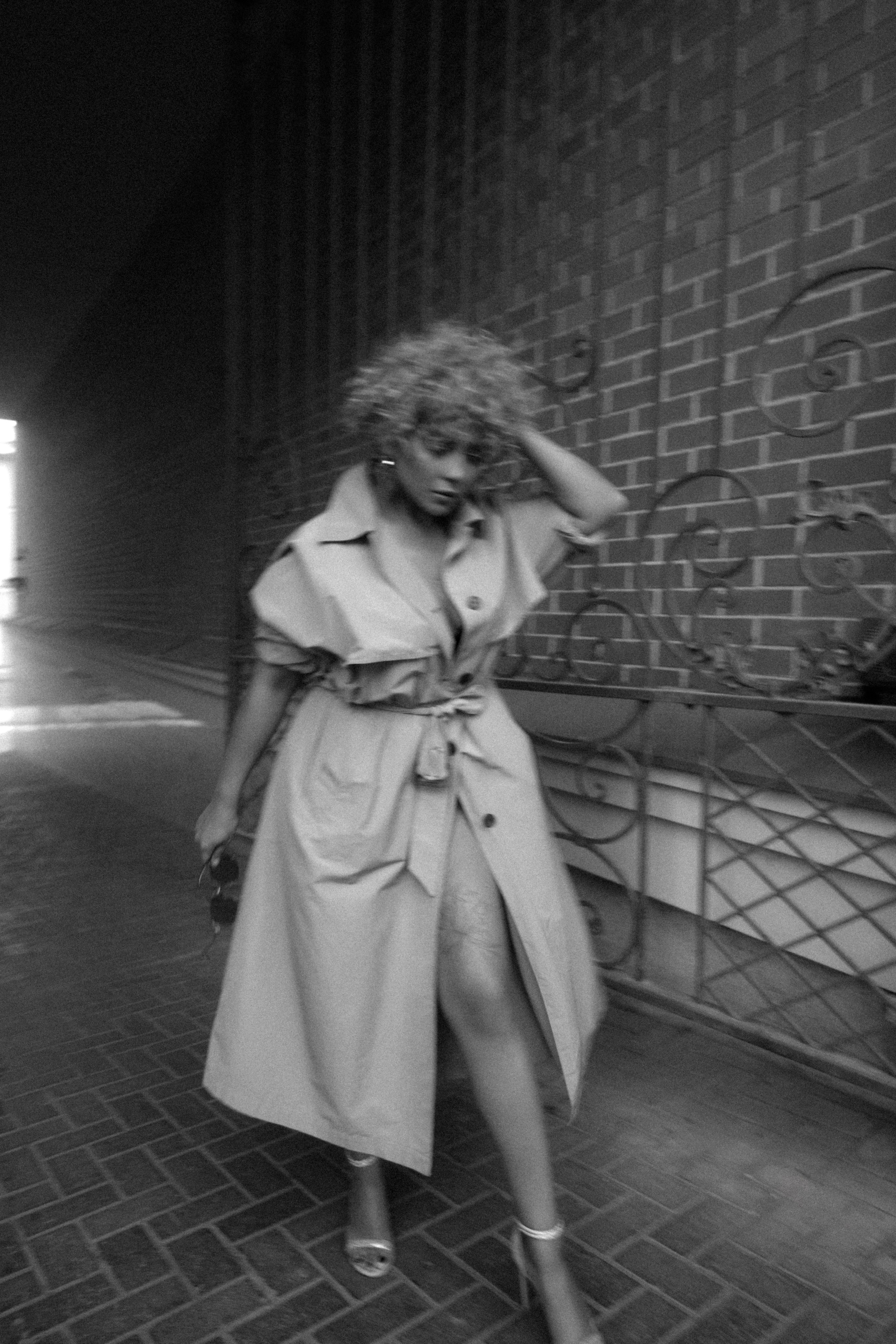 Black and White Outdoor Photoshoot with Regina in the City Center of Kazan — Anton Avanzato