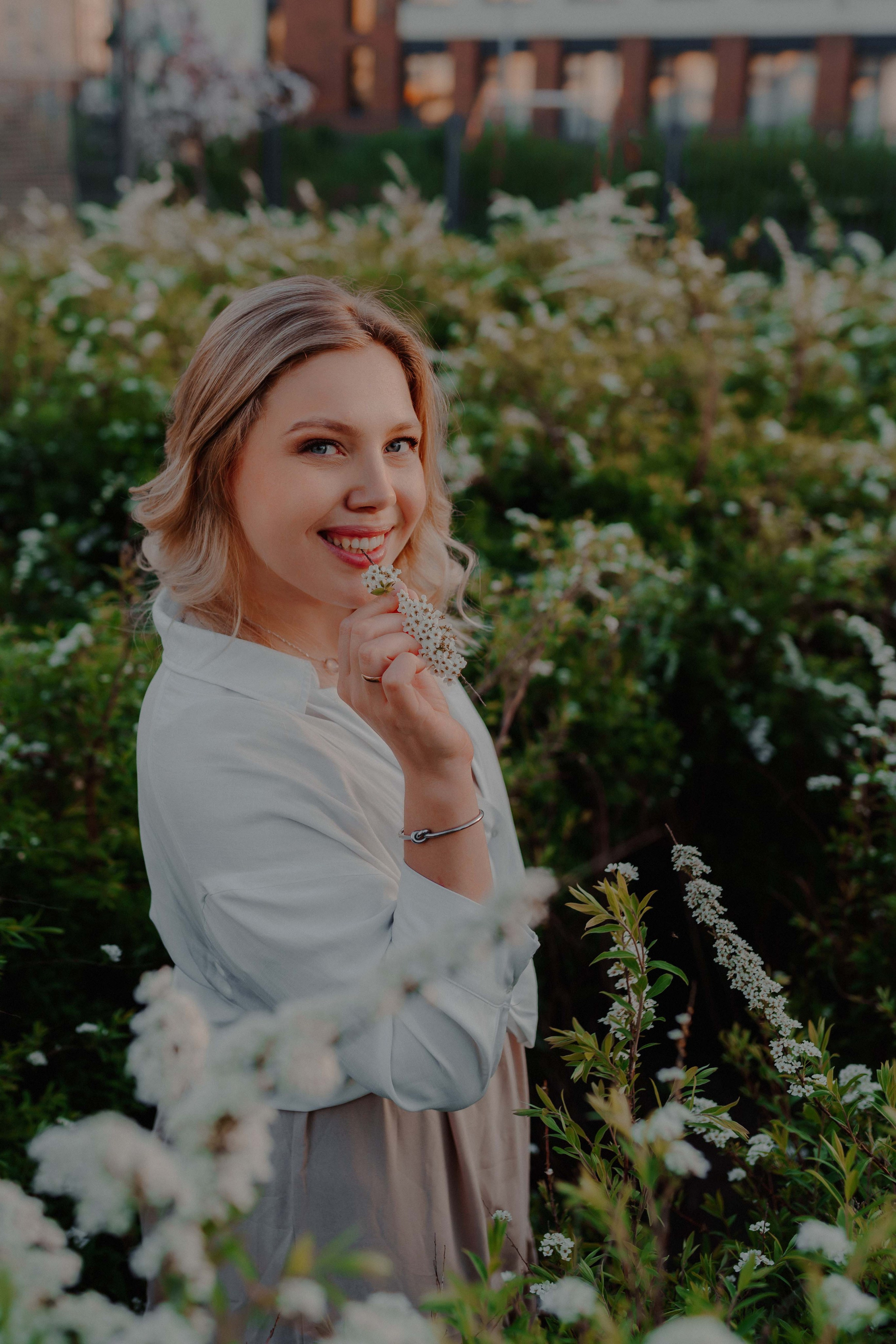 Александра в цветущей яблоне. Семейный и индивидуальный фотограф в Санкт-Петербурге Маргарита Щипкова