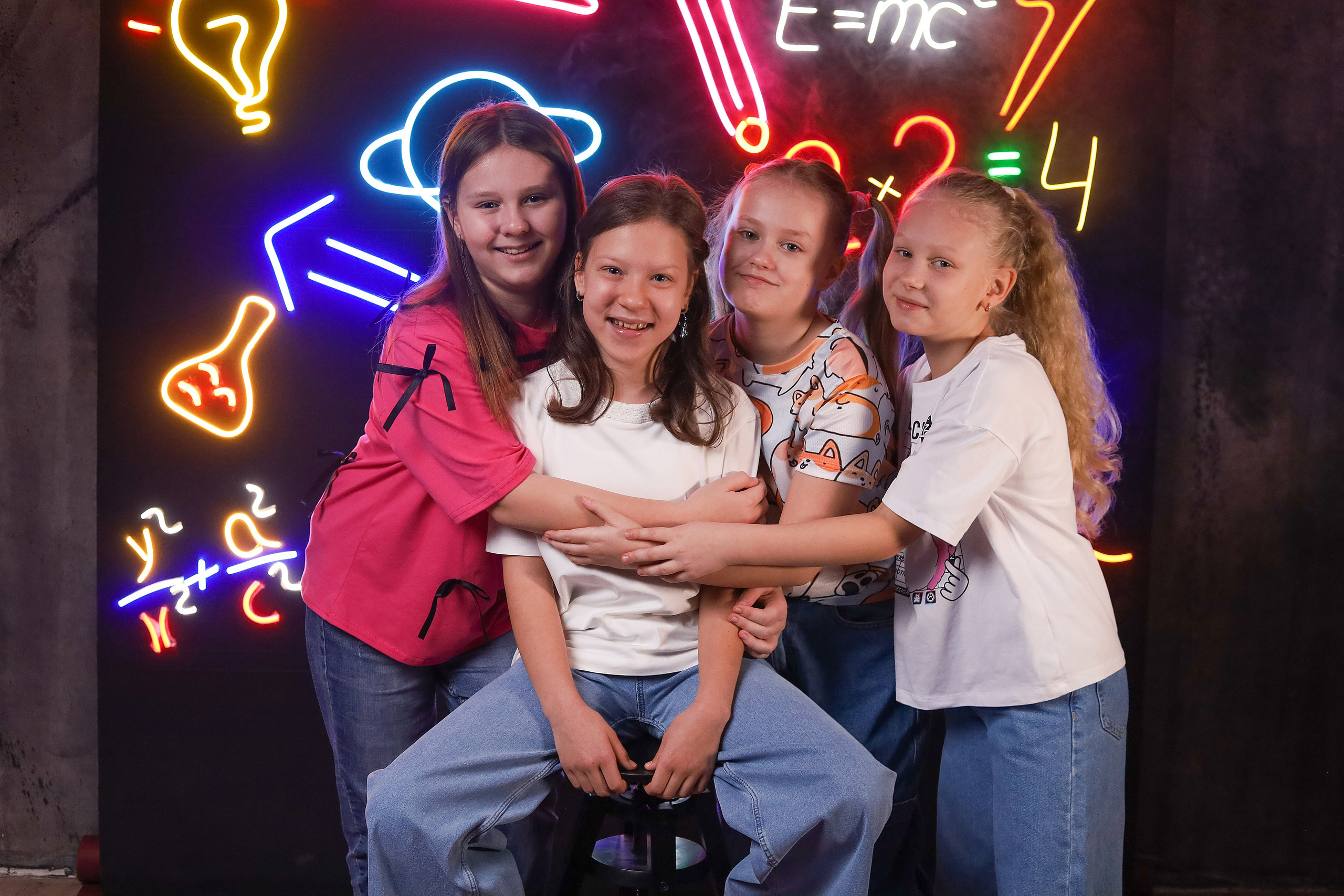 Выпускной альбом "Неон". Выпускные альбомы в Тюмени для школ, садов, вузов спортивных секций