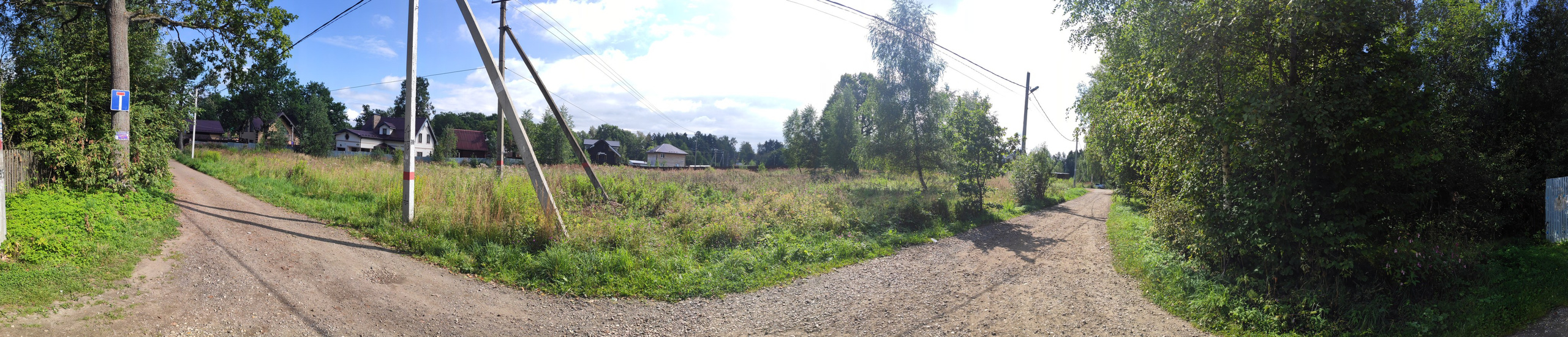 Проба сделать панораму. Раньше здесь была огромная поляна с редкими дубками, где в детстве гоняли в футбол. Теперь все застроили