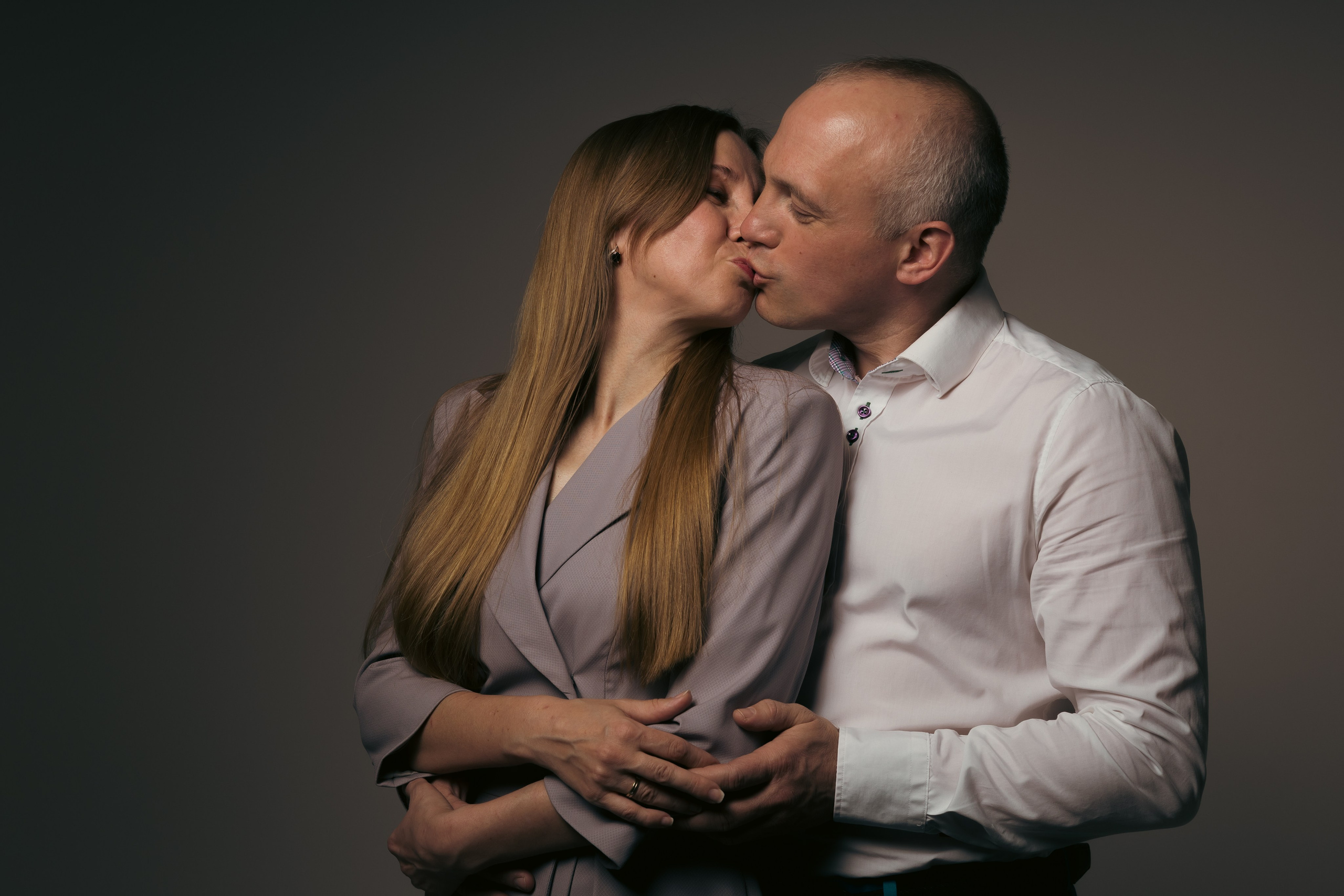 Наталья с семьей. Фотограф Julia Milton | Портреты, съемки для маркетплейсов, лавстори, съёмка беременности в Санкт-Петербурге. Обучение фотографии в Спб очно