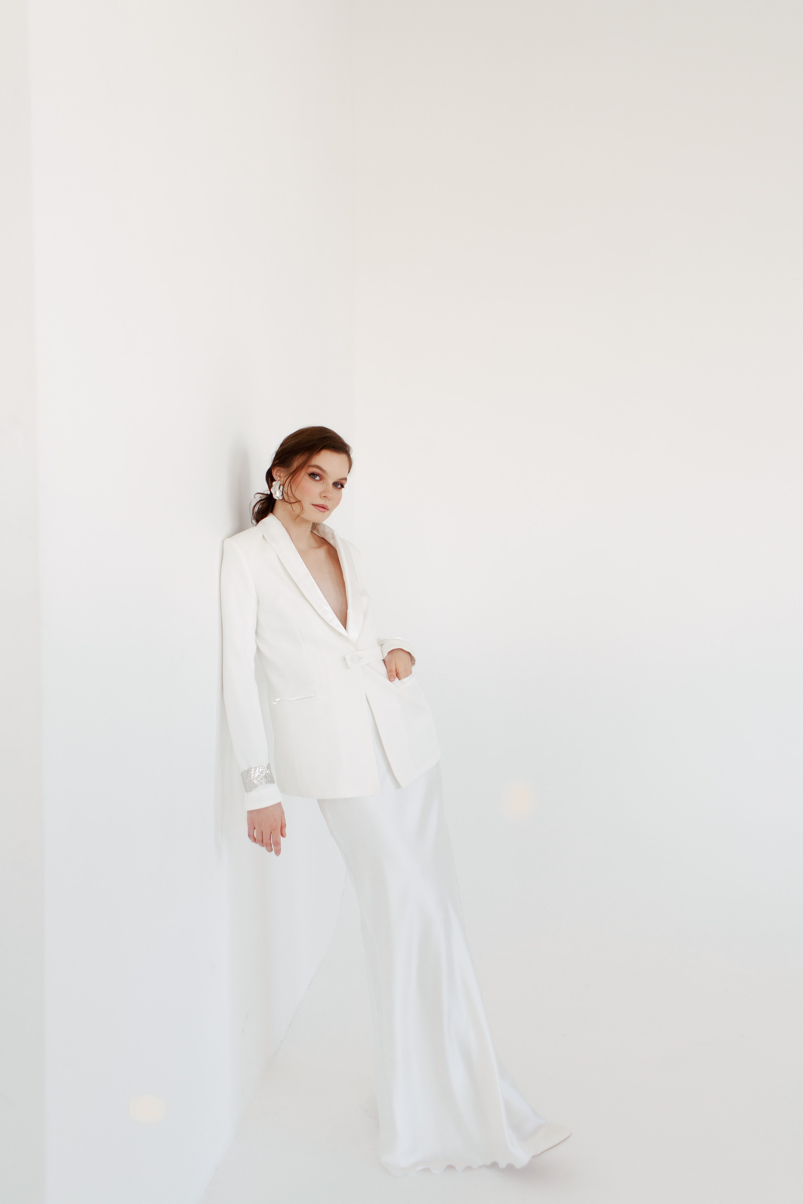 Фотосъёмка свадебных платьев в студии для контента. Портреты студия Москва. Модельные тесты. Lovestory студия в Москве. Женсий фотограф