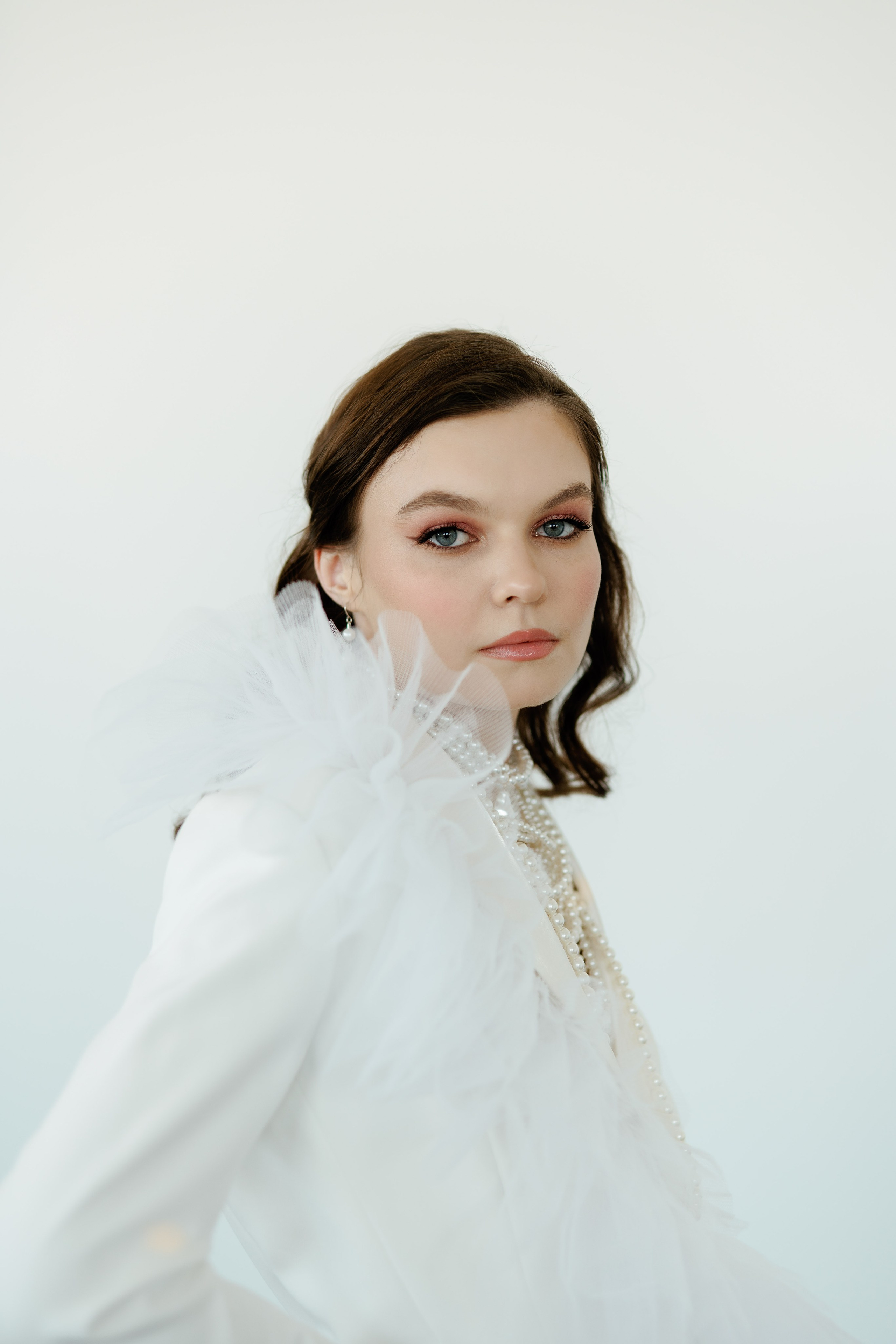 Фотосъёмка свадебных платьев в студии для контента. Портреты студия Москва. Модельные тесты. Lovestory студия в Москве. Женсий фотограф