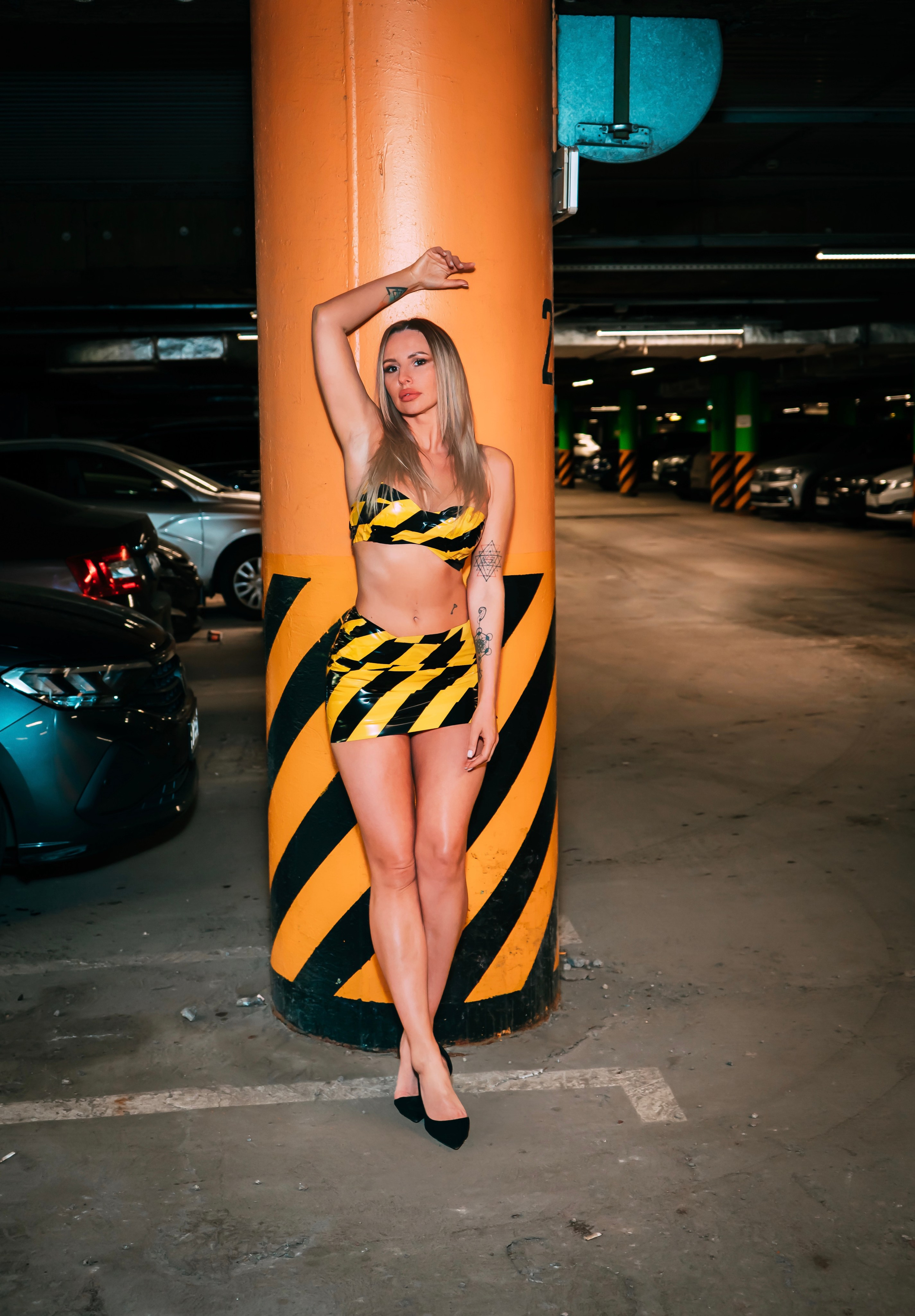 Съемка на парковке — модель Дина. Фотограф Москва и Видеограф Москва