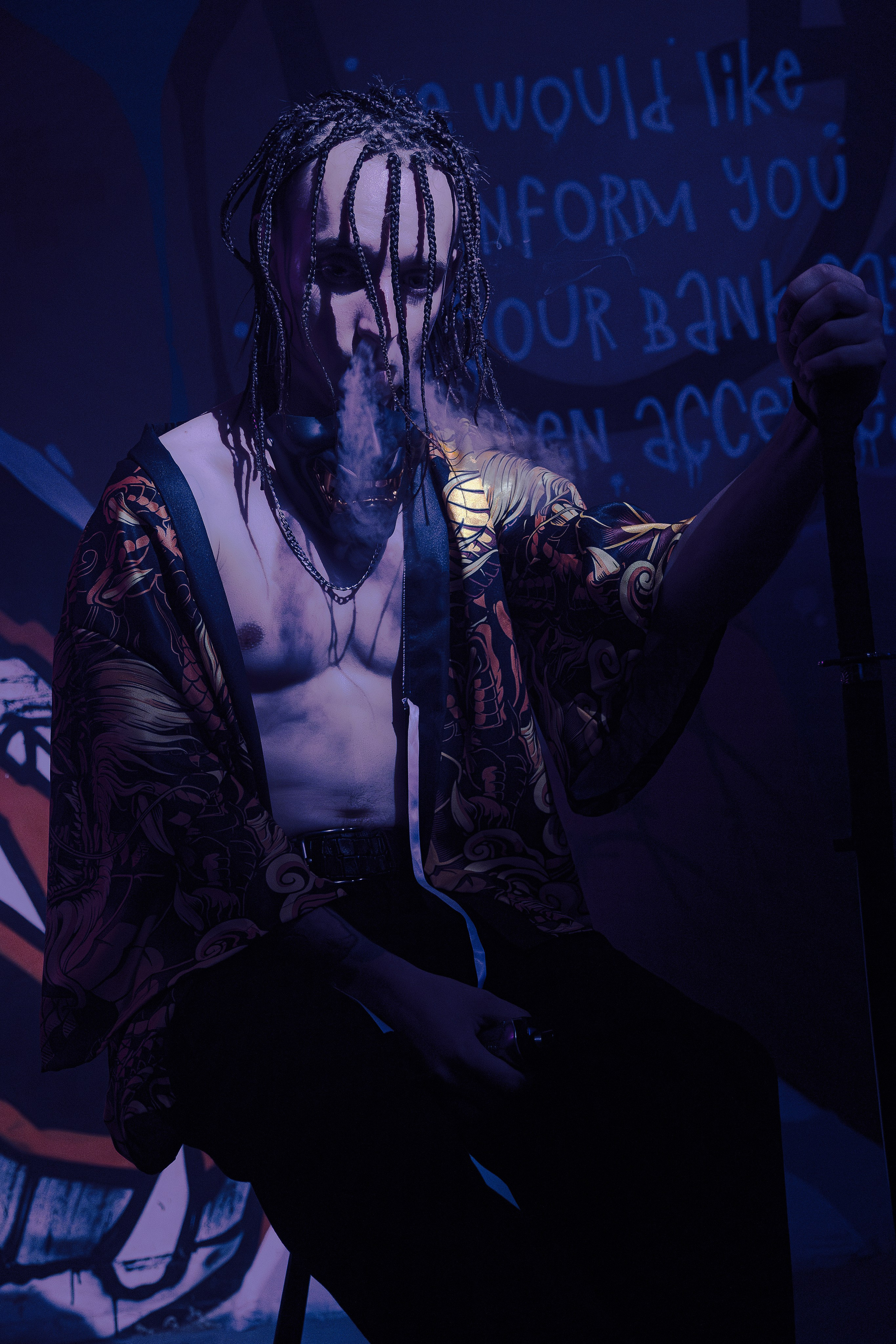 Мужская фотосъёмка в Ростове на Дону. Креативная съёмка с Александром в неоновой студии. Мужской портрет в японском стиле