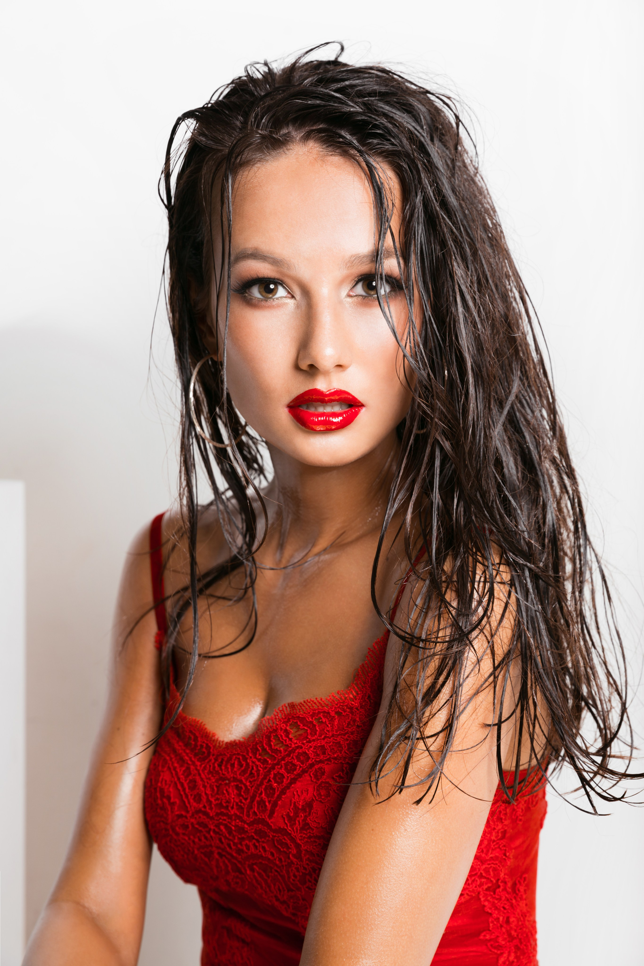 Эффект мокрых волос и влажный макияж (wet skin) в бьюти-фотосессии