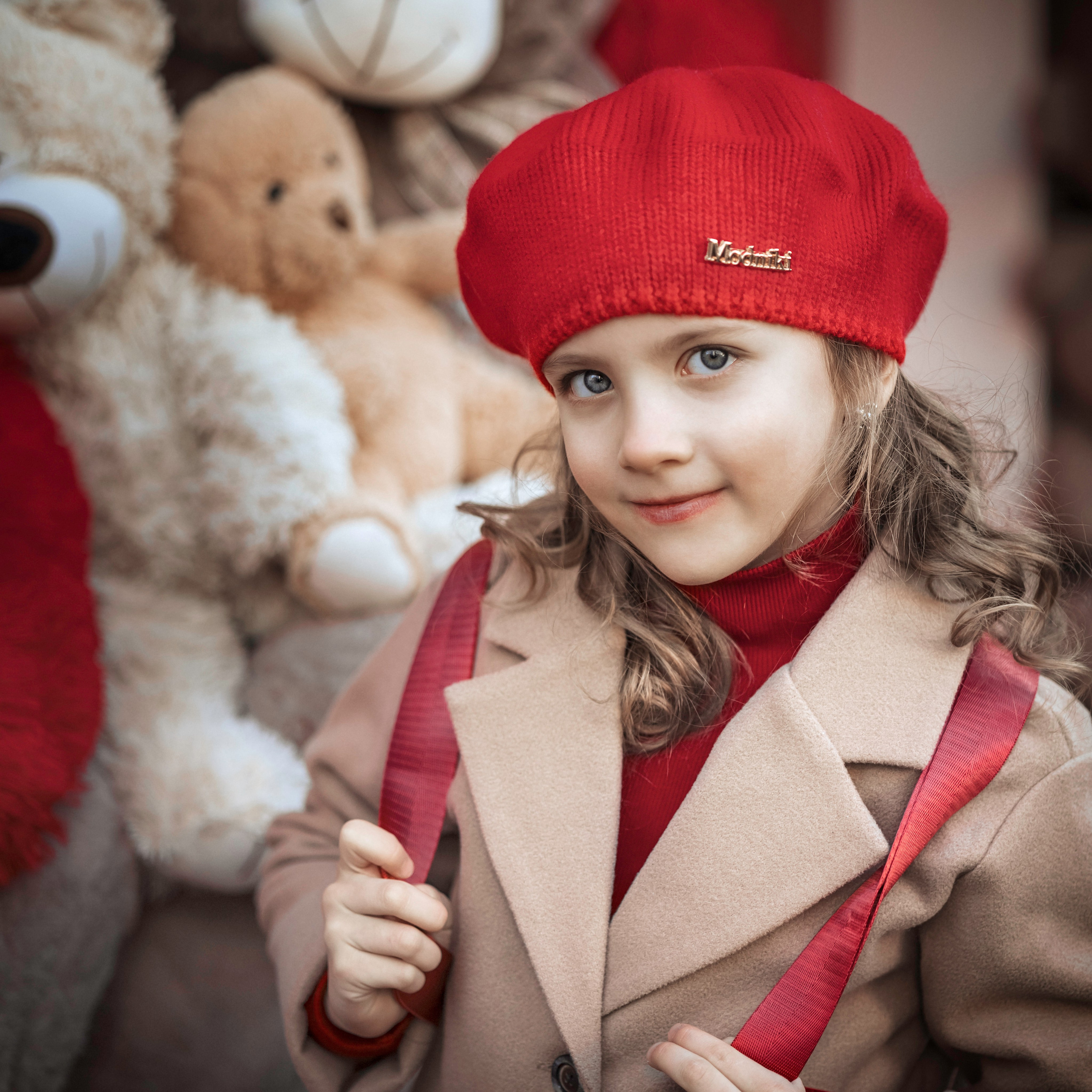 Семейная фотосъемка в Москве для мамы и дочки. Прогулка днем по новогодней Москве украшенной зимними новогодними елками и шарами, красно-бежевая, Третьяковский проезд, Манежная площадь, ГУМ-ярмарка
