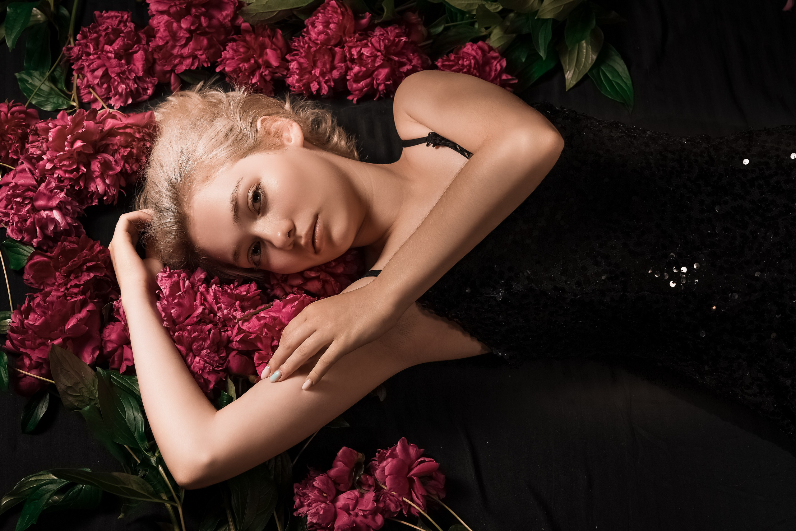 Съемка Ксении с пионами на черном фоне. Фотограф Светлана Боровикова в Домодедове