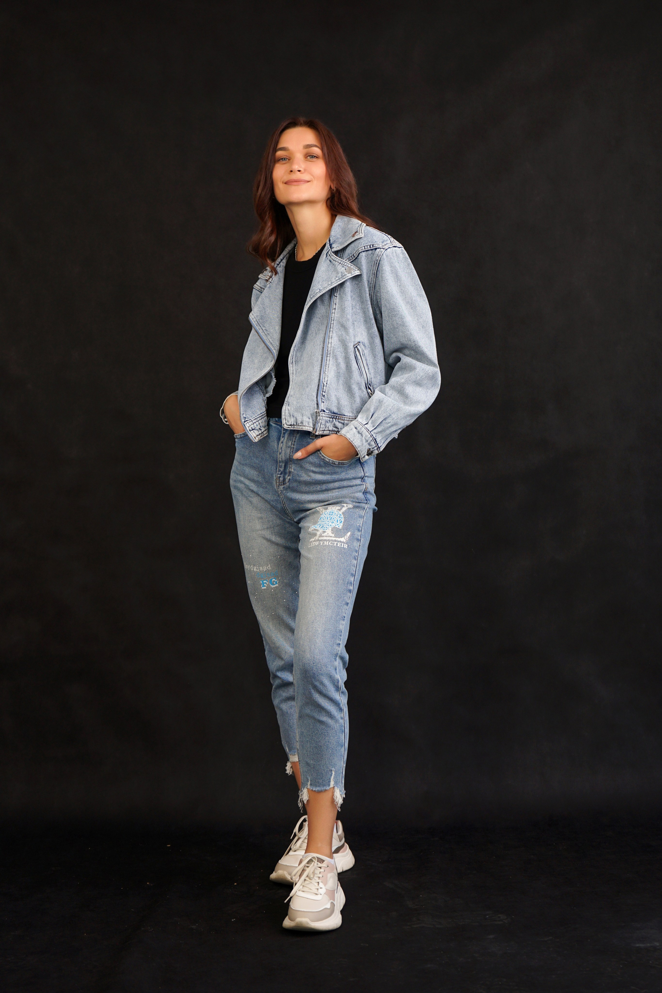 Ростовой студийный портрет девушки в джинсовой одежде