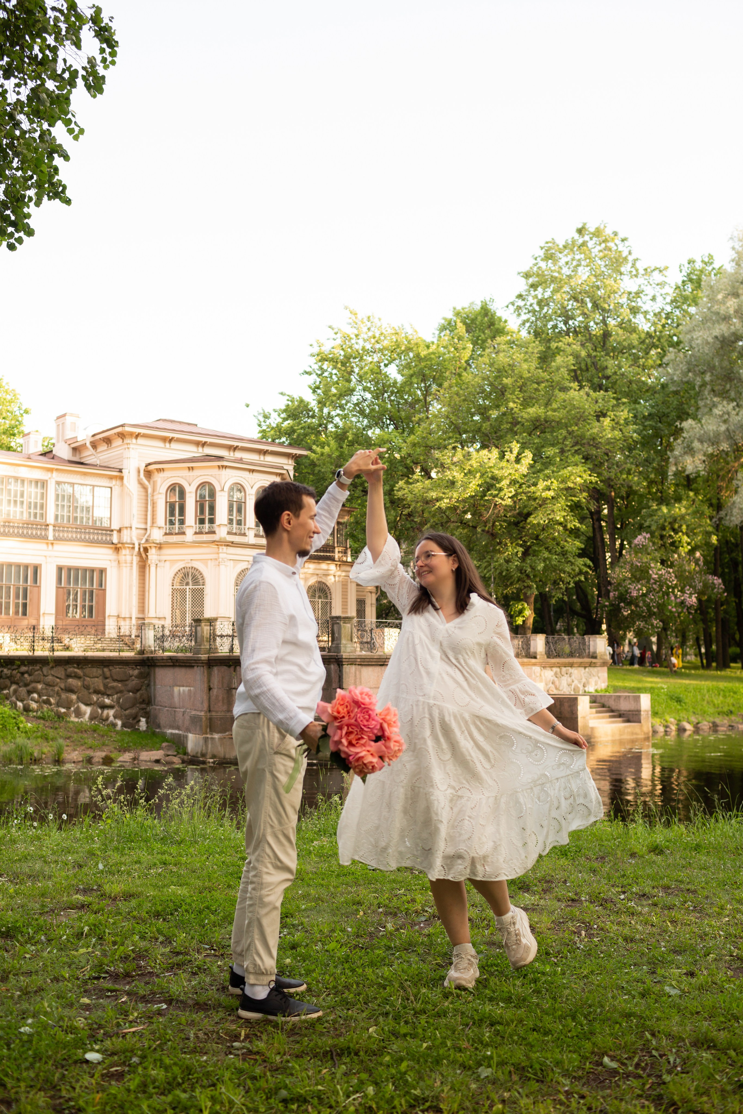  Беременная фотосессия в саду на закате, девушка с розами.