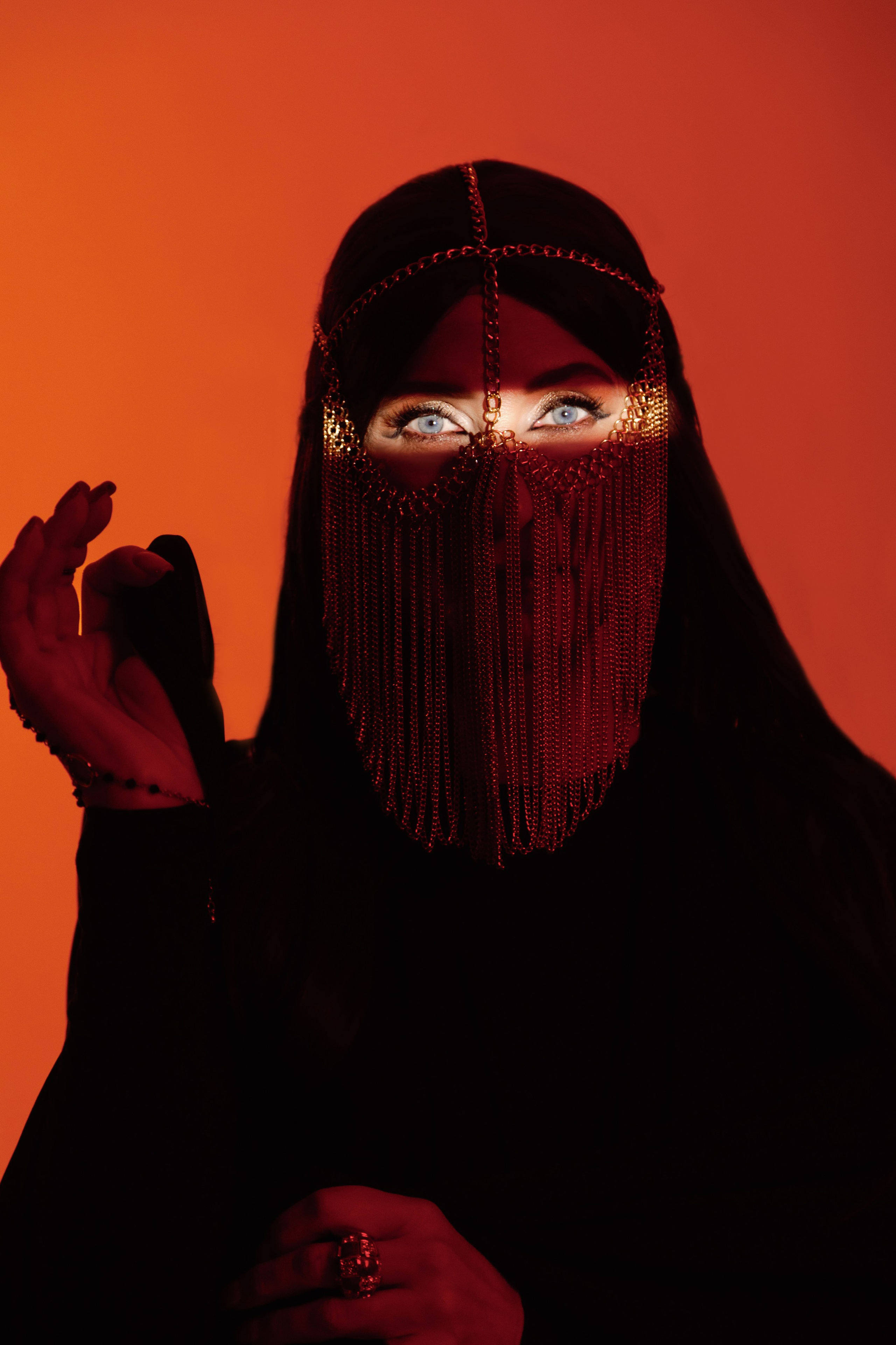 Атмосферная фотосессия в студии - игра света и тени на лице модели, лучом света выделены глаза, съёмка в арабском стиле.