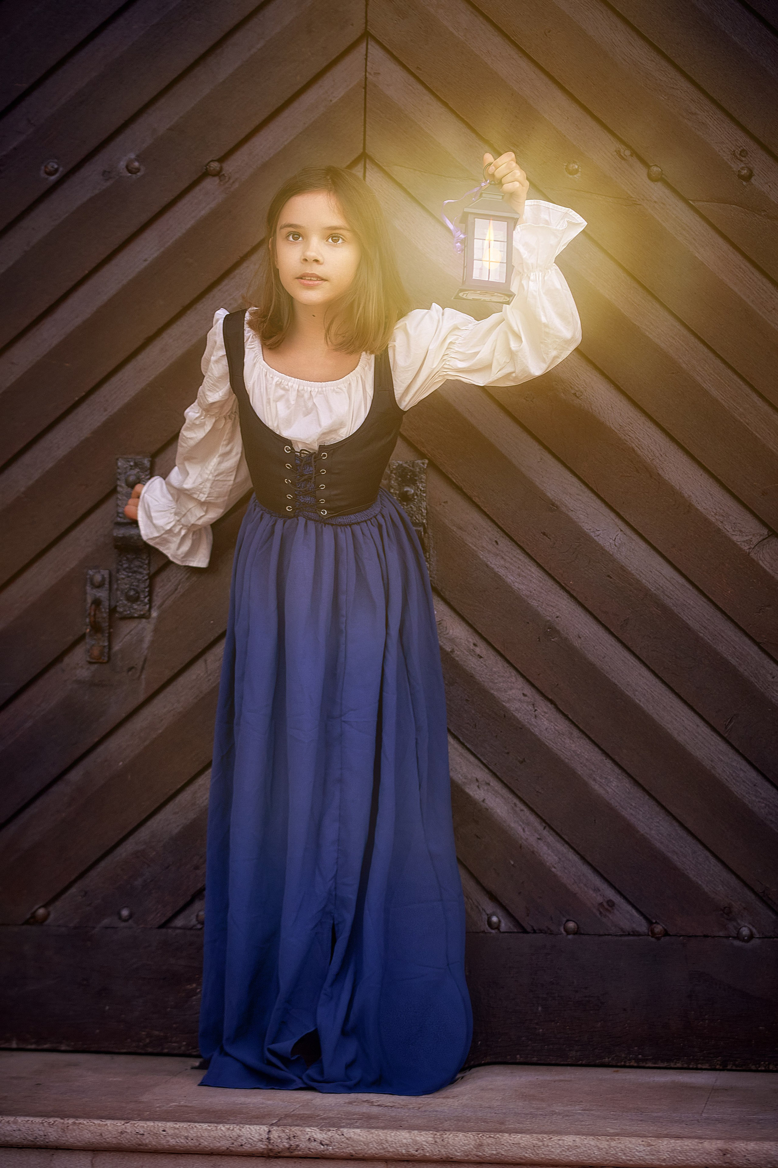 Цветущая глициния в старом городе, Будва