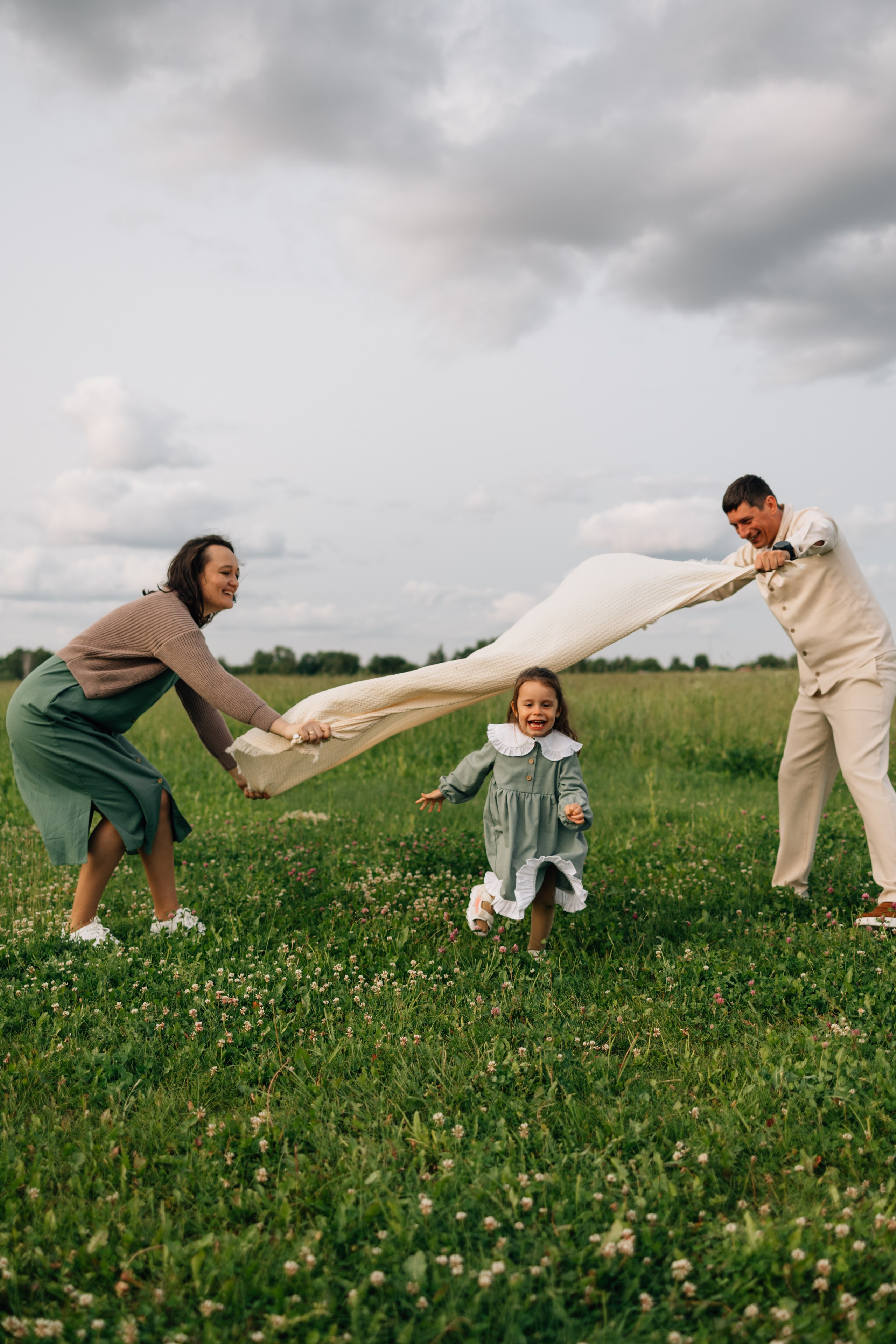 Анна, Марчелло, Настенька и Влада в поле. Фотограф Москва Светлана Кирюшина