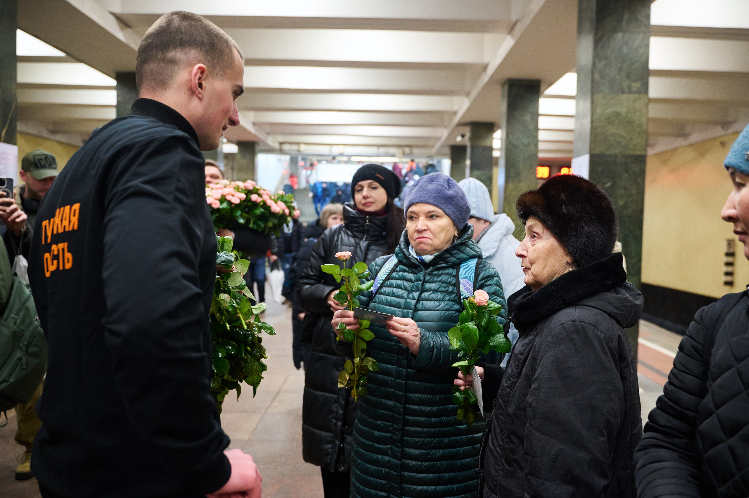 Раздача цветов в метро. Белова Полина — фотограф в Туле