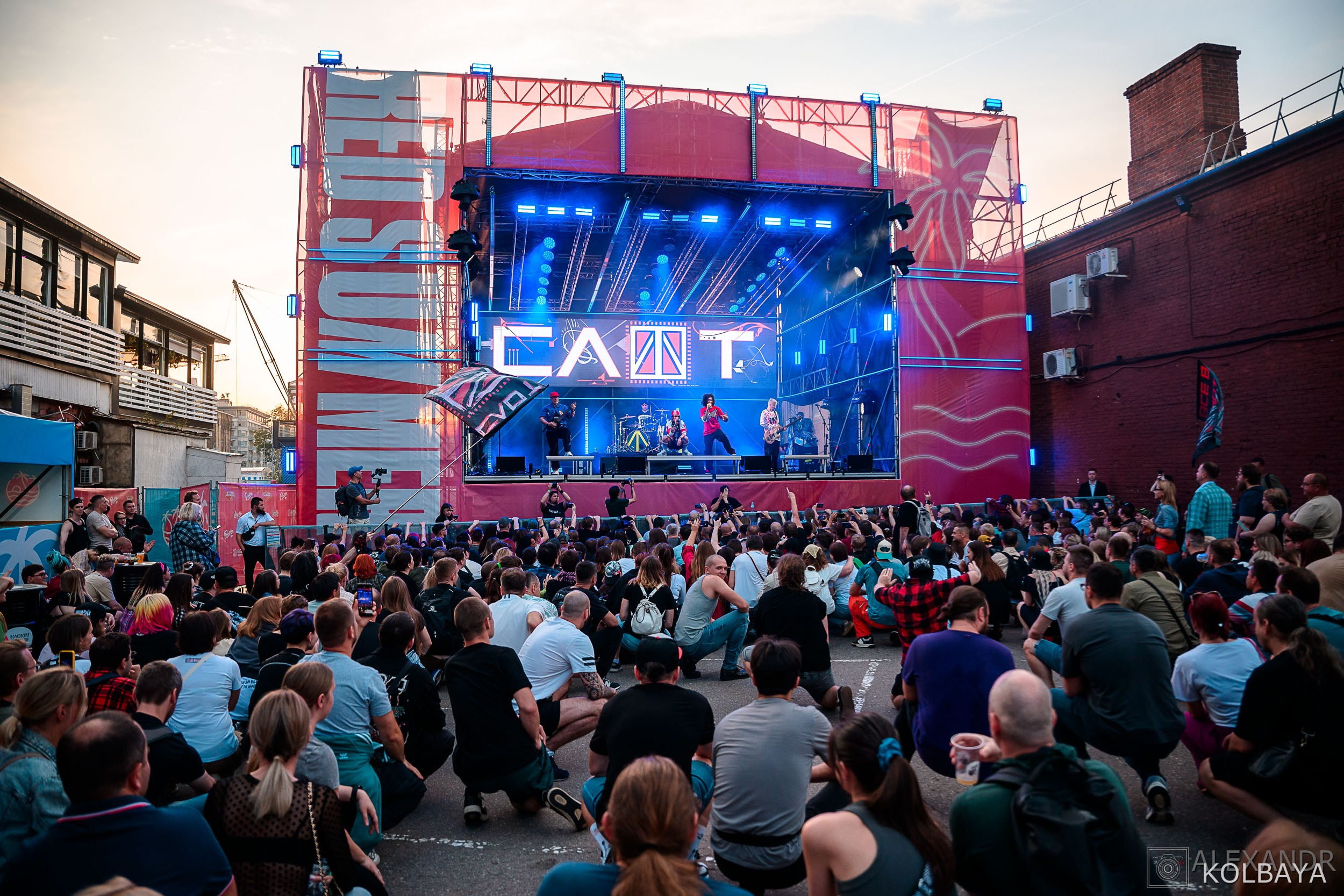 Фоторепортаж с концерта группы СЛОТ на Red Summer 2025. Концертный и театральный репортажный фотограф в Москве Александр Колбая
