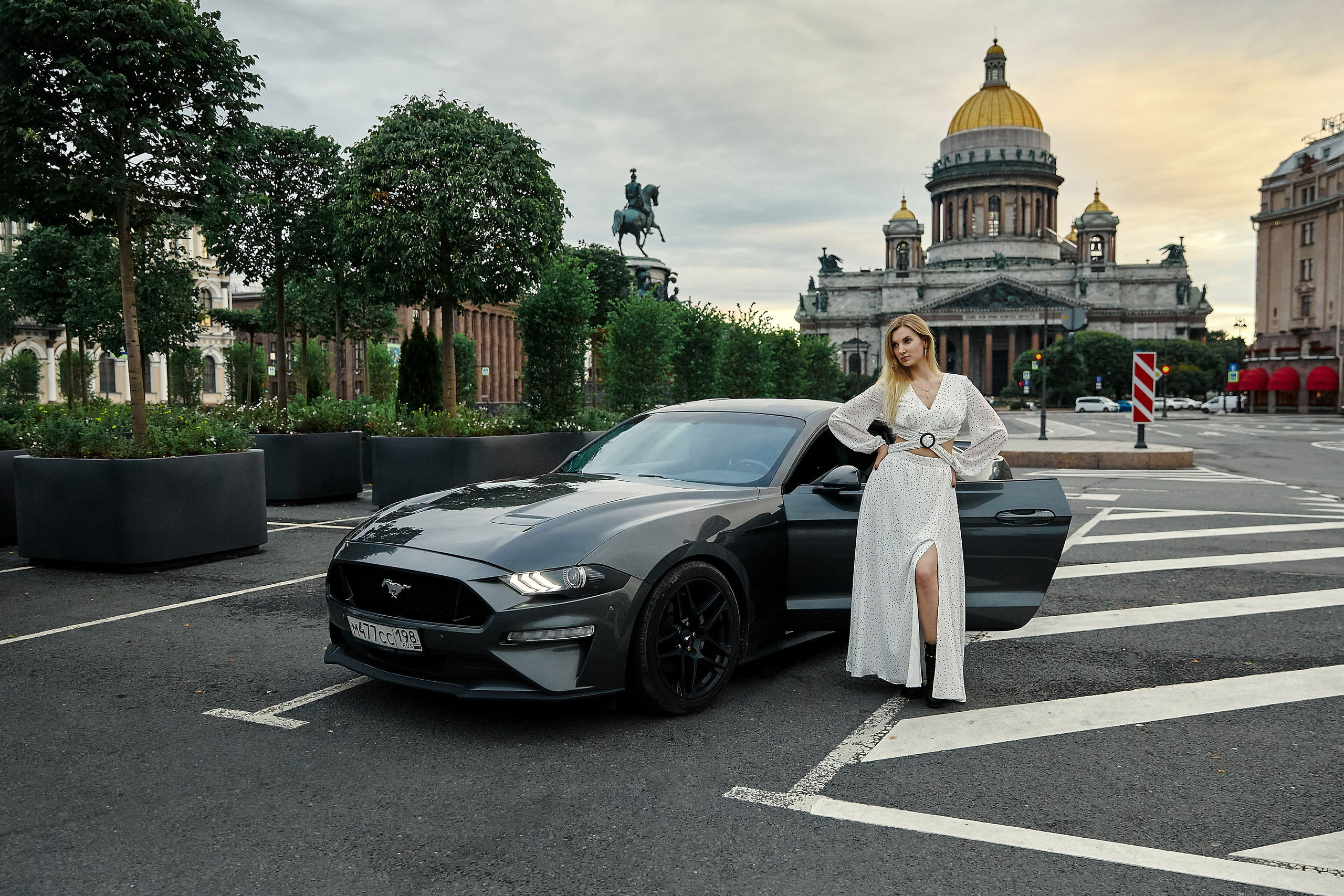 Мустанг и девушка в платье на фоне Исаакия в белые ночи