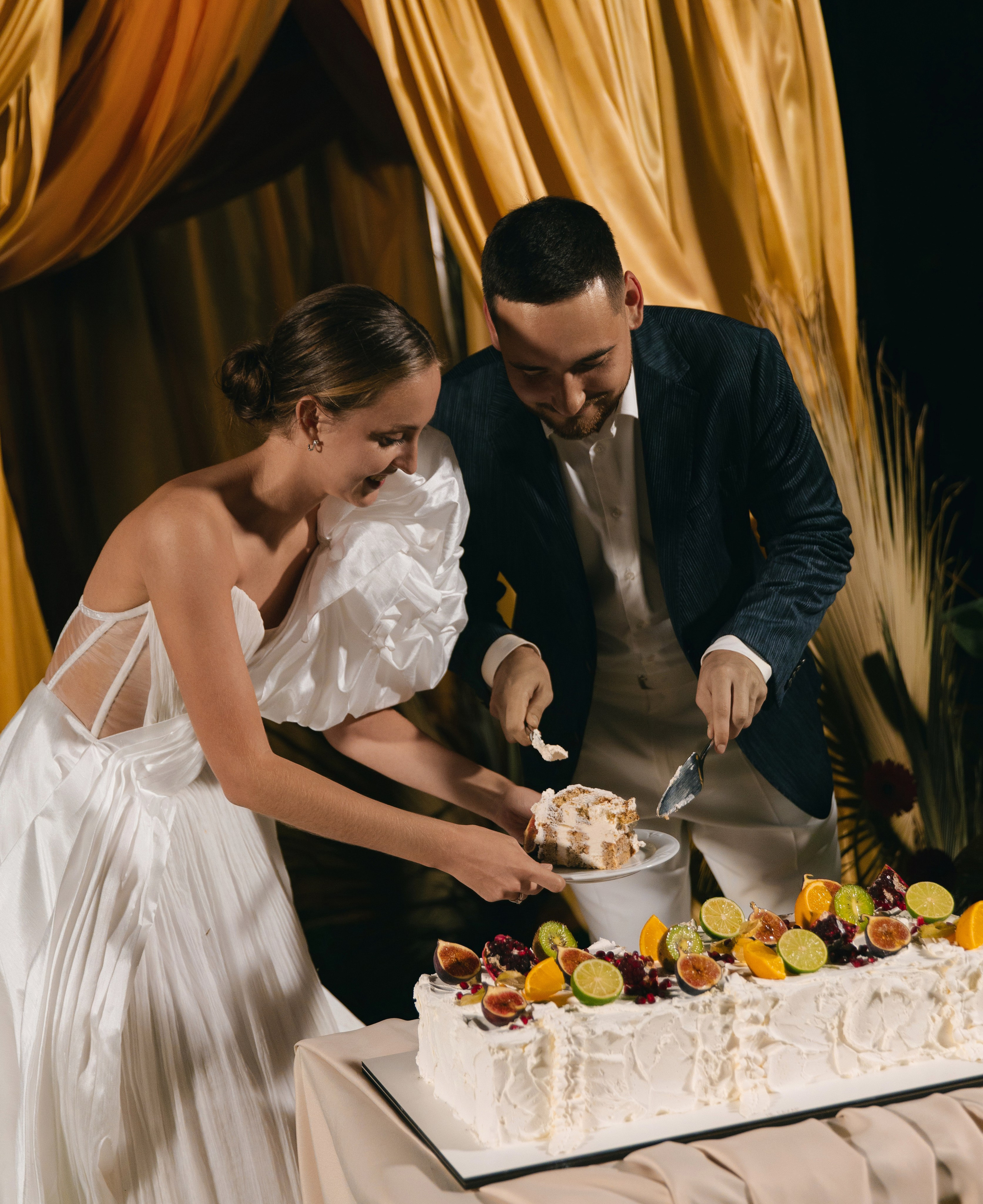 В ЛУЧАХ ЗАКАТА НА БЕРЕГУ МОРСКОМ