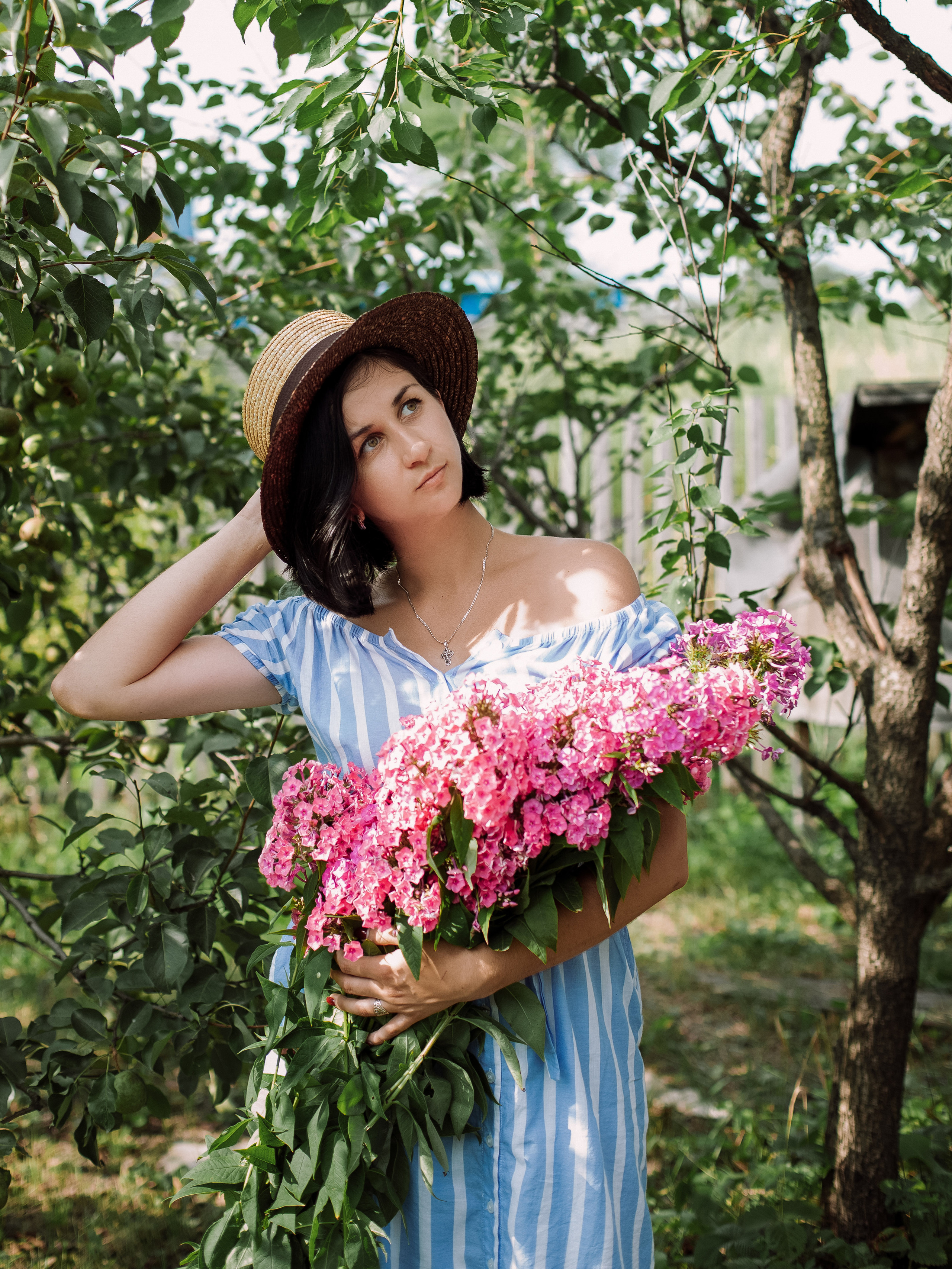 Ксения в цветущем саду. Фотограф в санкт-Петербурге Макиенко Анастасия