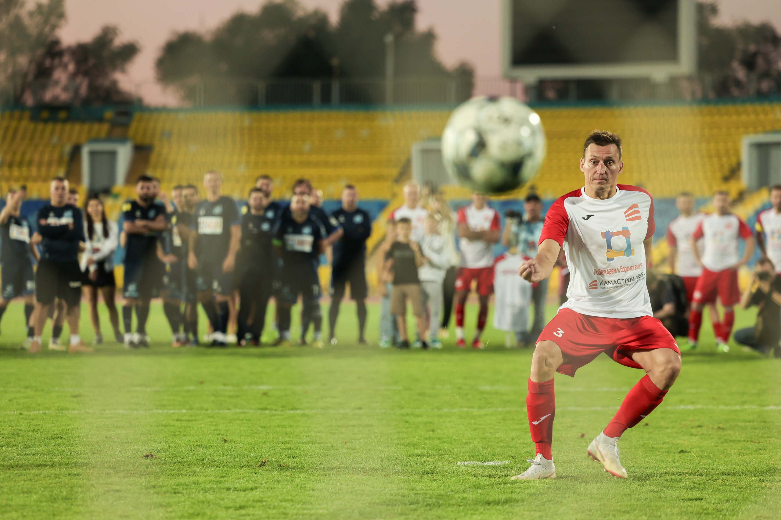 Благотворительный футбольный матч Друзья Бурмистрова vs ФК Fight Nights. Спортивный репортажный фотограф Казань Нафис Сиразетдинов