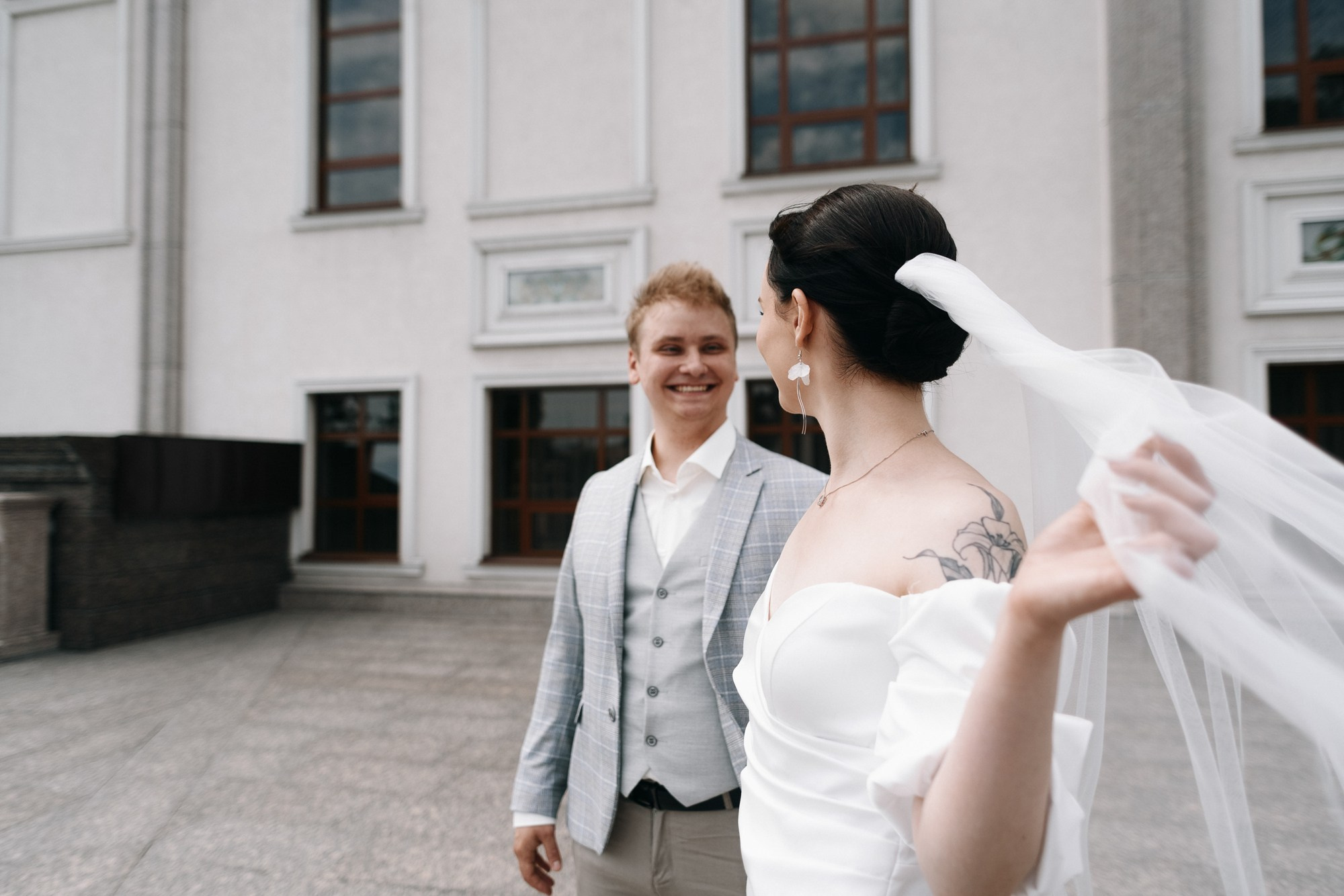 Свадебный фотограф Тюмень — Роман и Ксения: фотосессия с гостями и прогулка в парке. Портретный фотограф Тюмень Дарья Мустафина