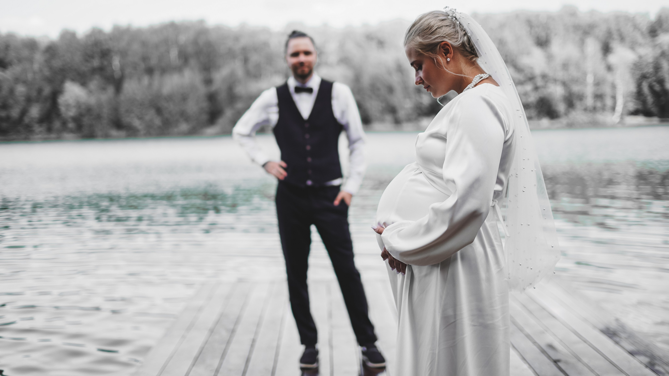 Невеста и жених на фотосессии возле реки