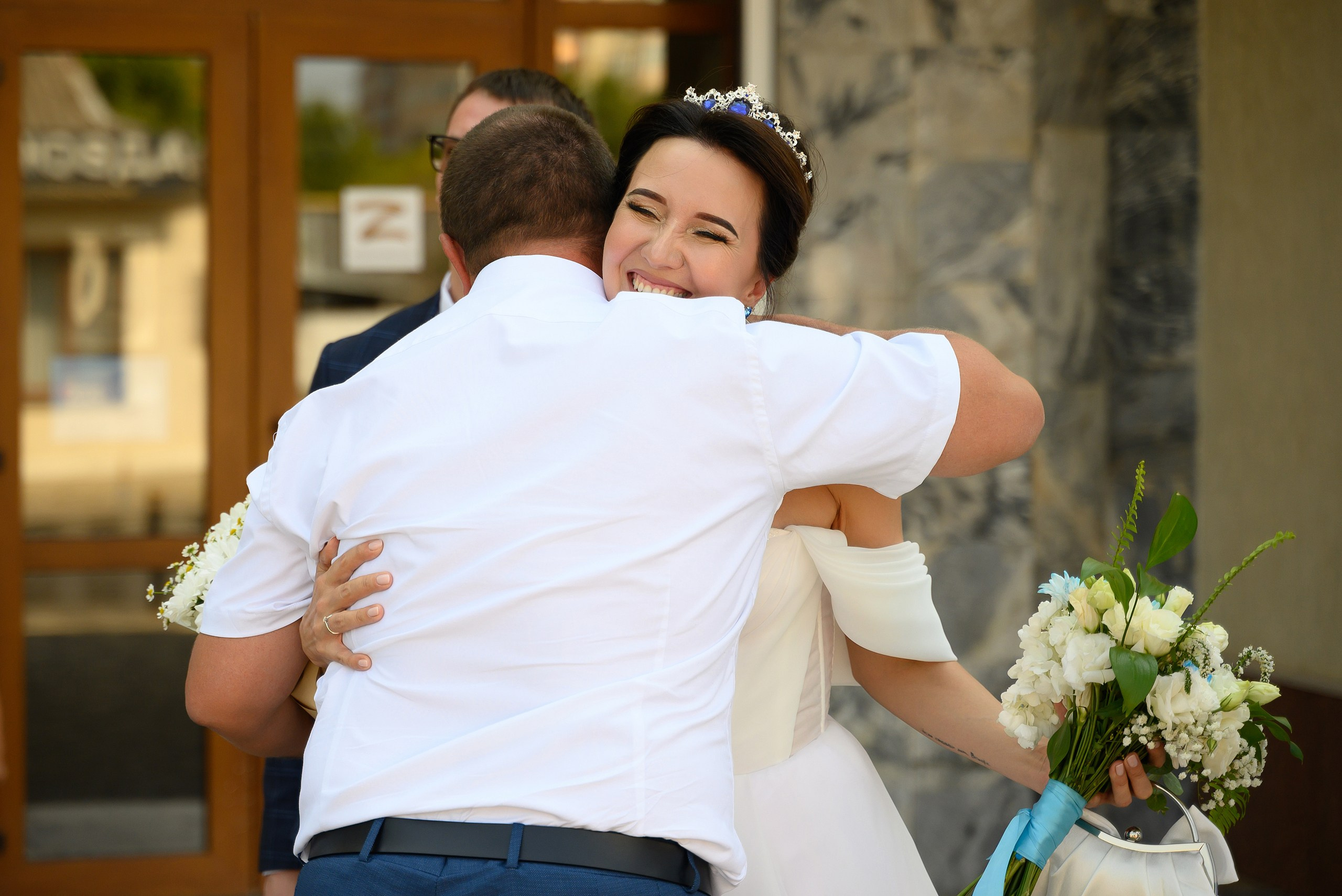 Родственник поздравляет невесту, репортажные фото в Краснодаре.