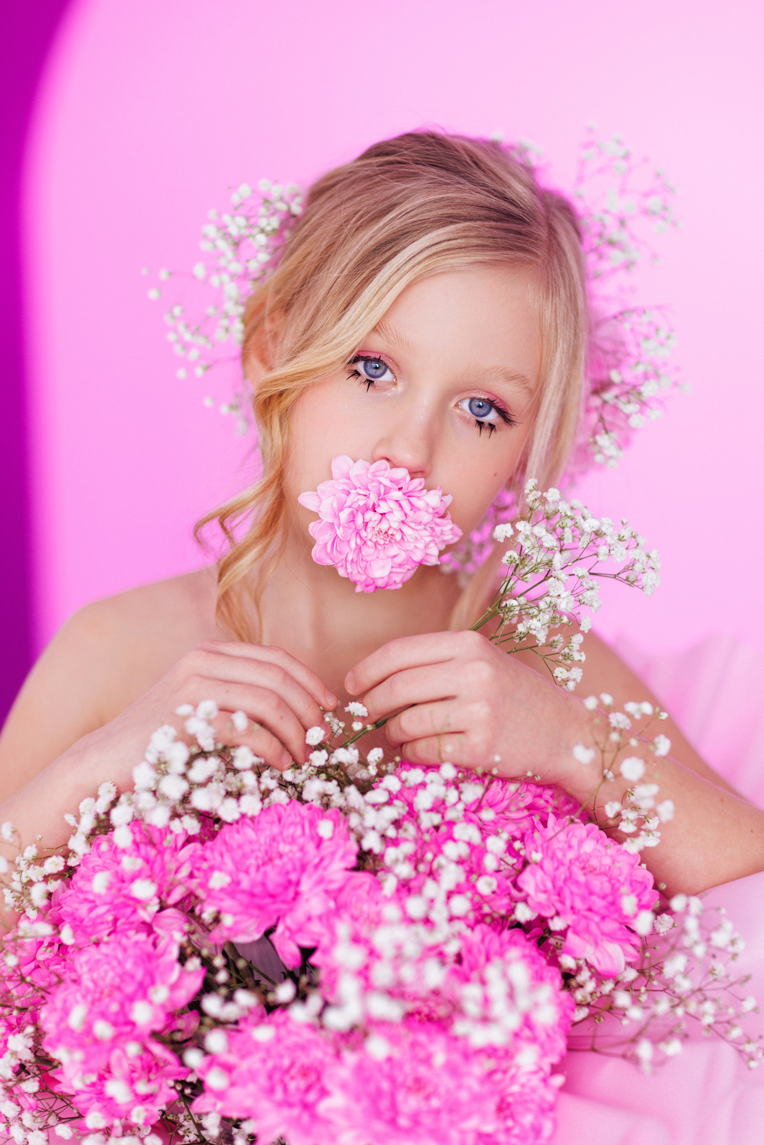 Фотосессия для девочек в форме букета с живыми цветами. Семейный и детский фотограф в Краснодаре Анна Трашкова