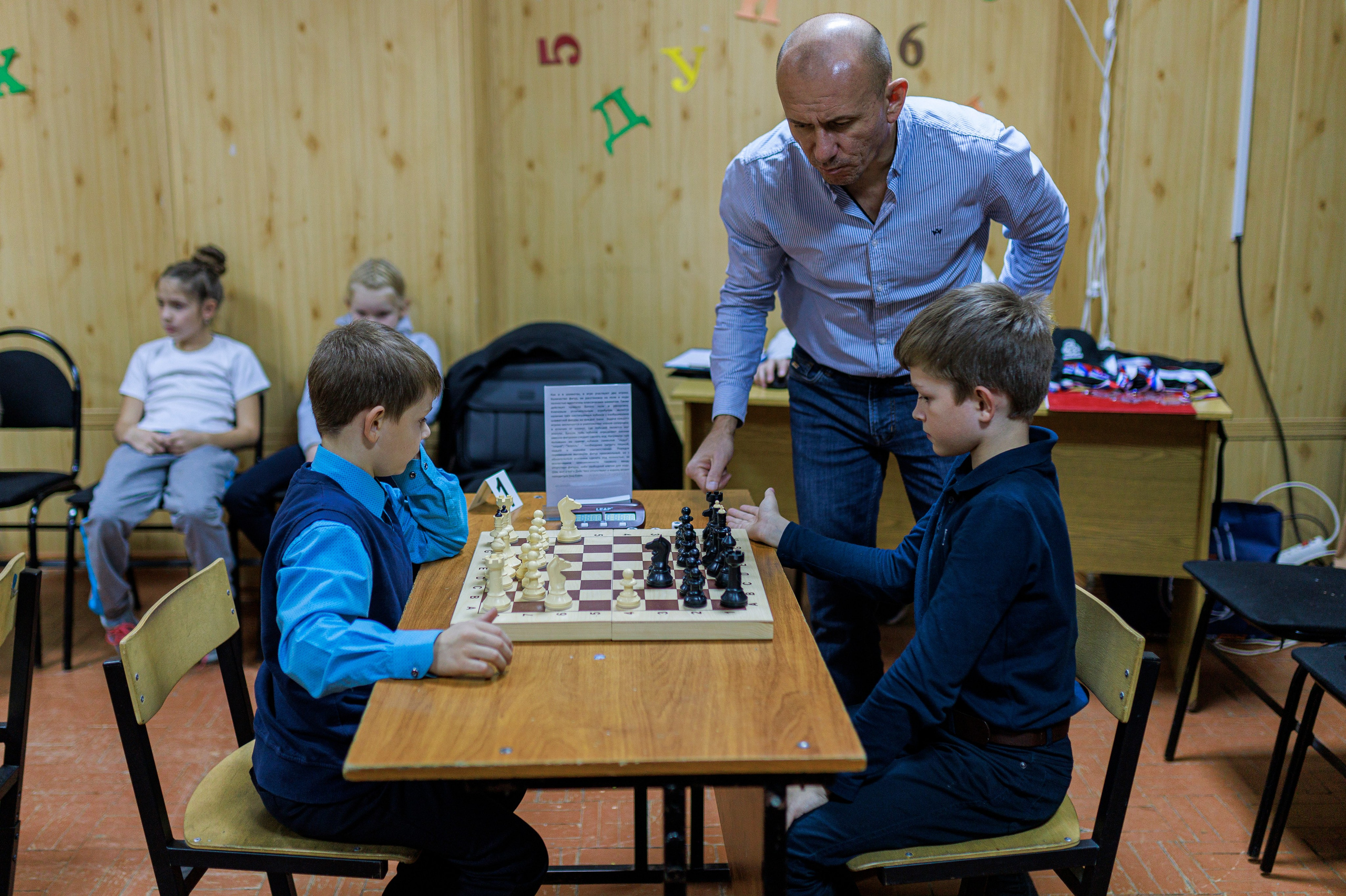 Репортажная сьёмка игры в шахматы в детском доме. Семейный и детский фотограф в Рязани Васюгова Мария