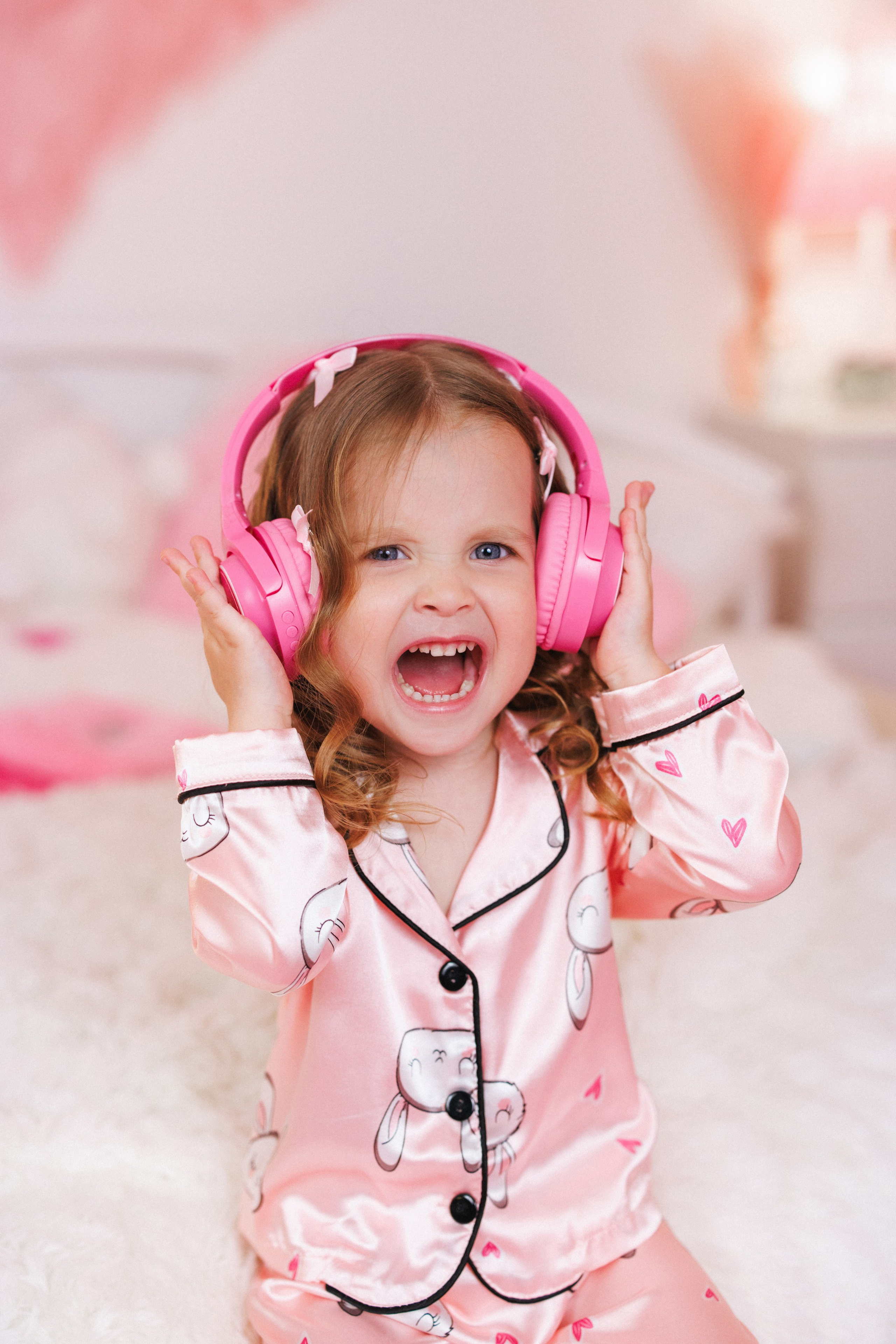 Фотосессия для девочек в интерьере розовой комнаты. Семейный и детский фотограф в Краснодаре Анна Трашкова