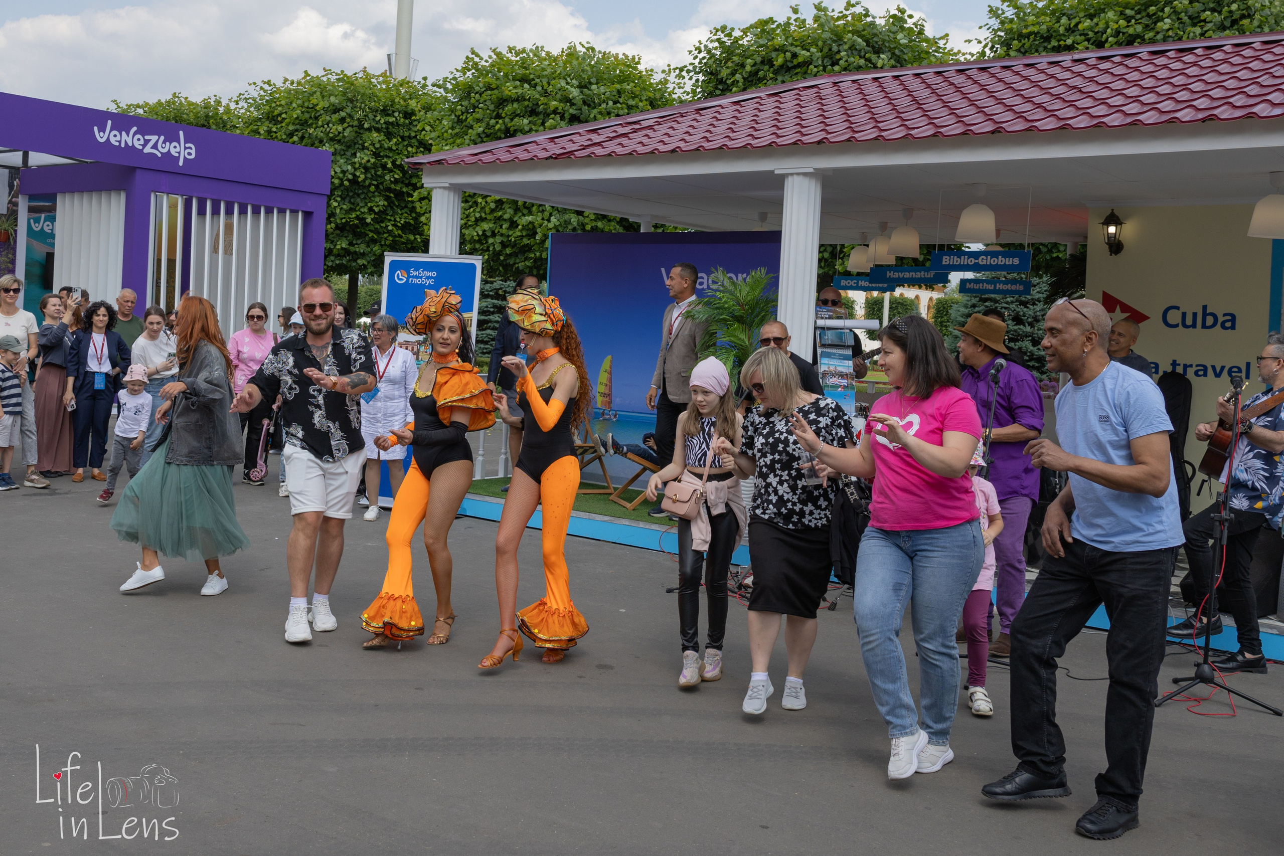 ВДНХ. День России. Фотограф, получающий удовольствие от своей работы