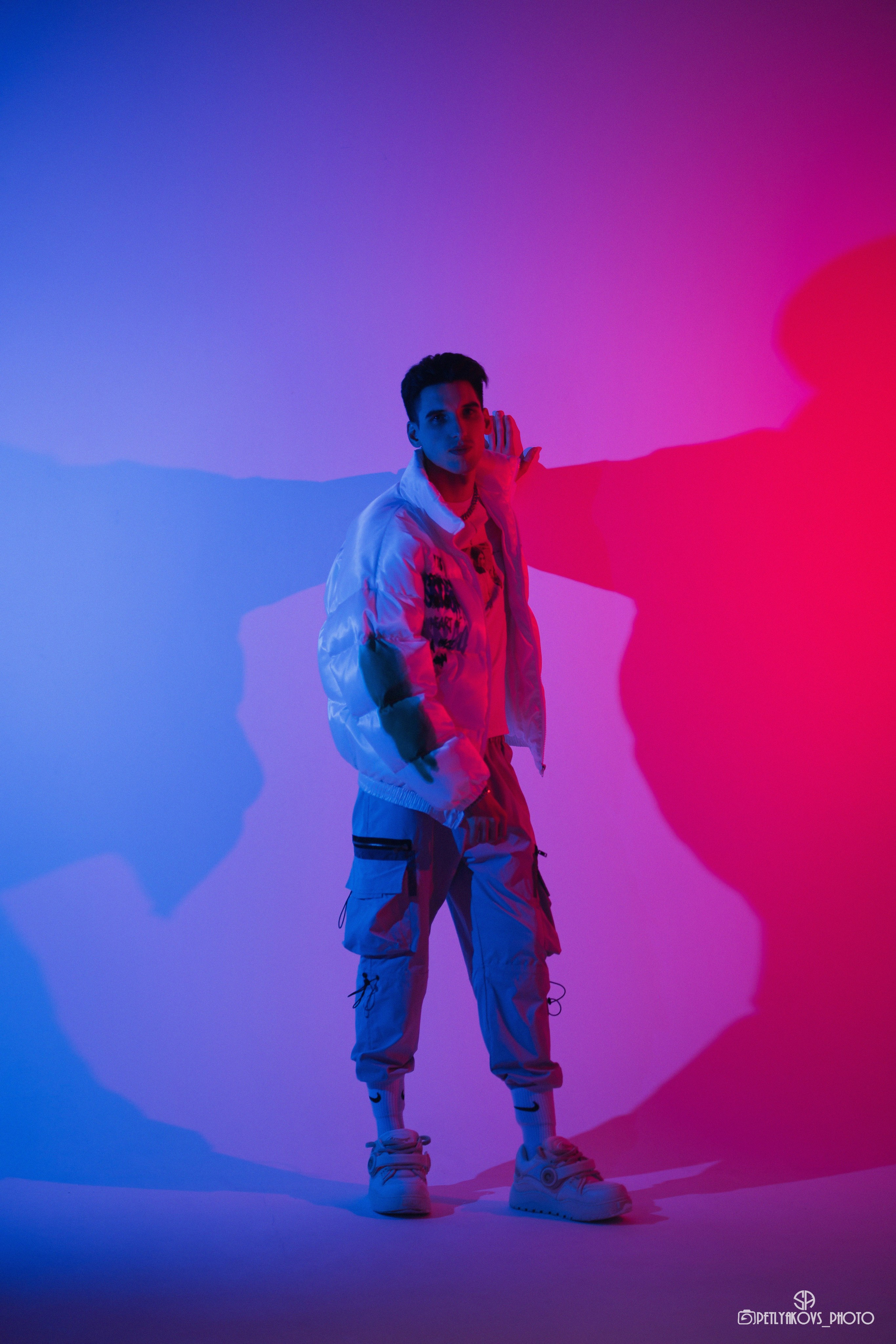 Фотосессия с цветным светом мужская