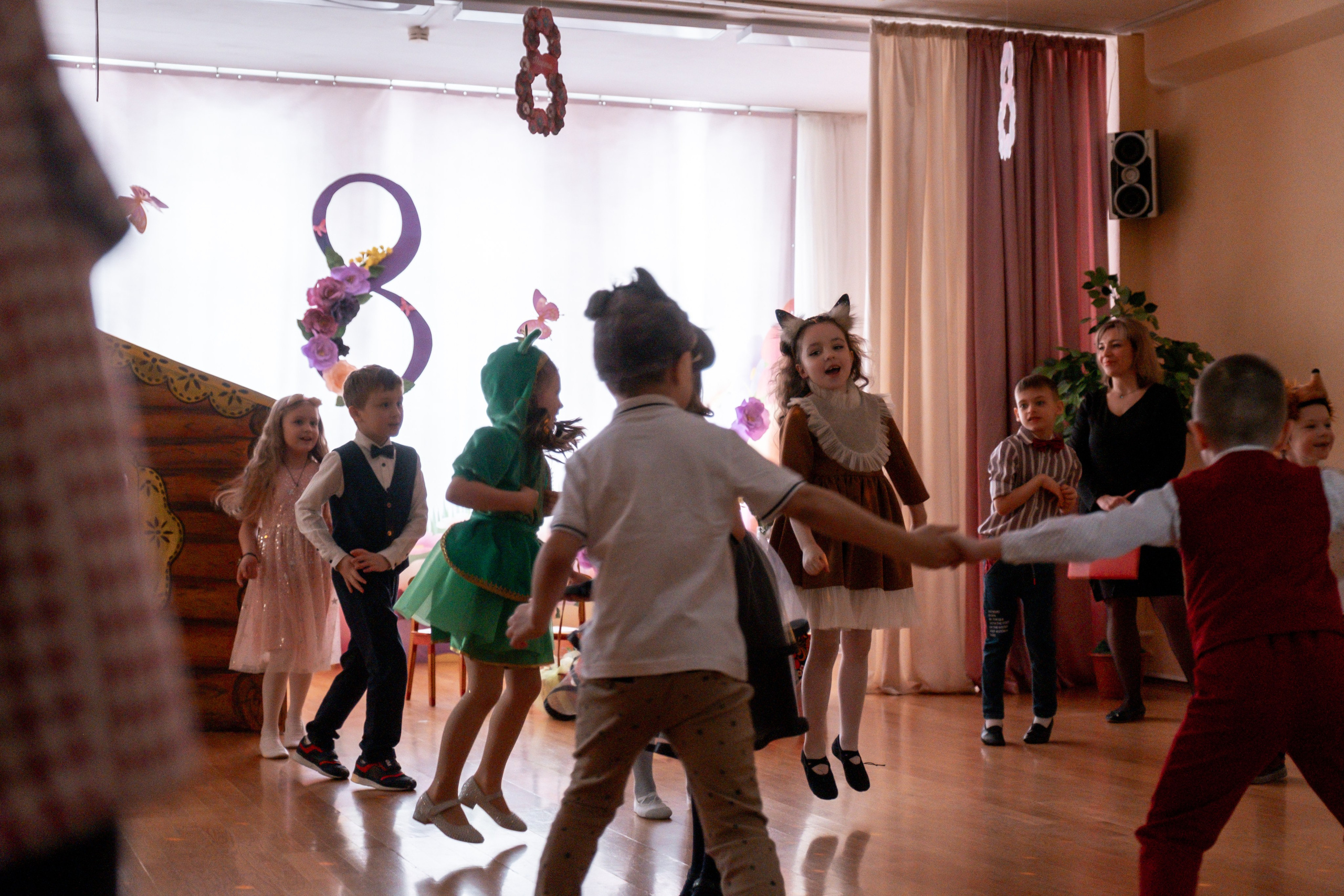Праздник 8 марта в детском саду. Семейный и детский фотограф в Москве Светлана Потемкина