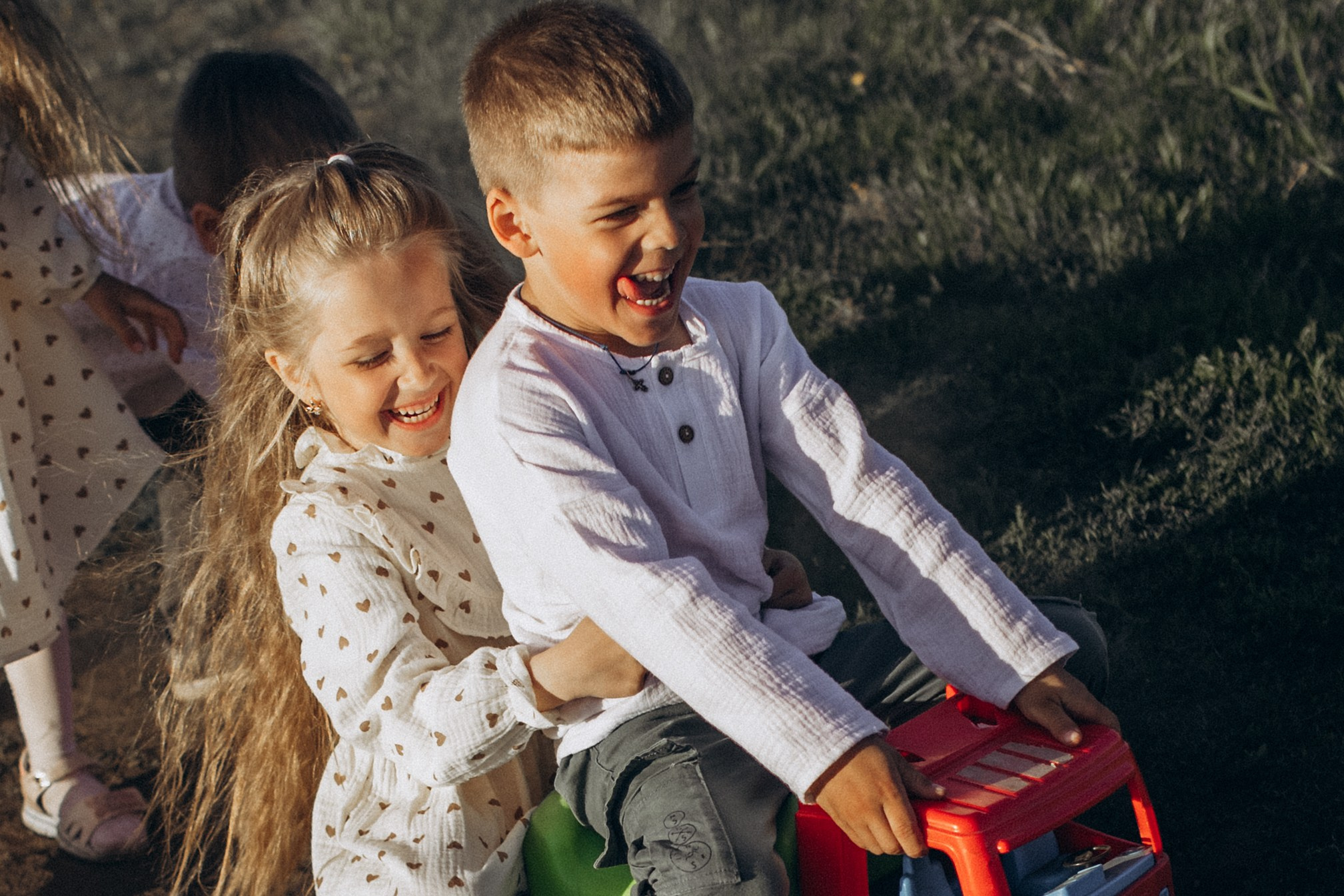 Саша, Миша, Вера и Вика летняя прогулочная съёмка. Семейный фотограф lifestyle в Новосибирске Елена Шпилевая