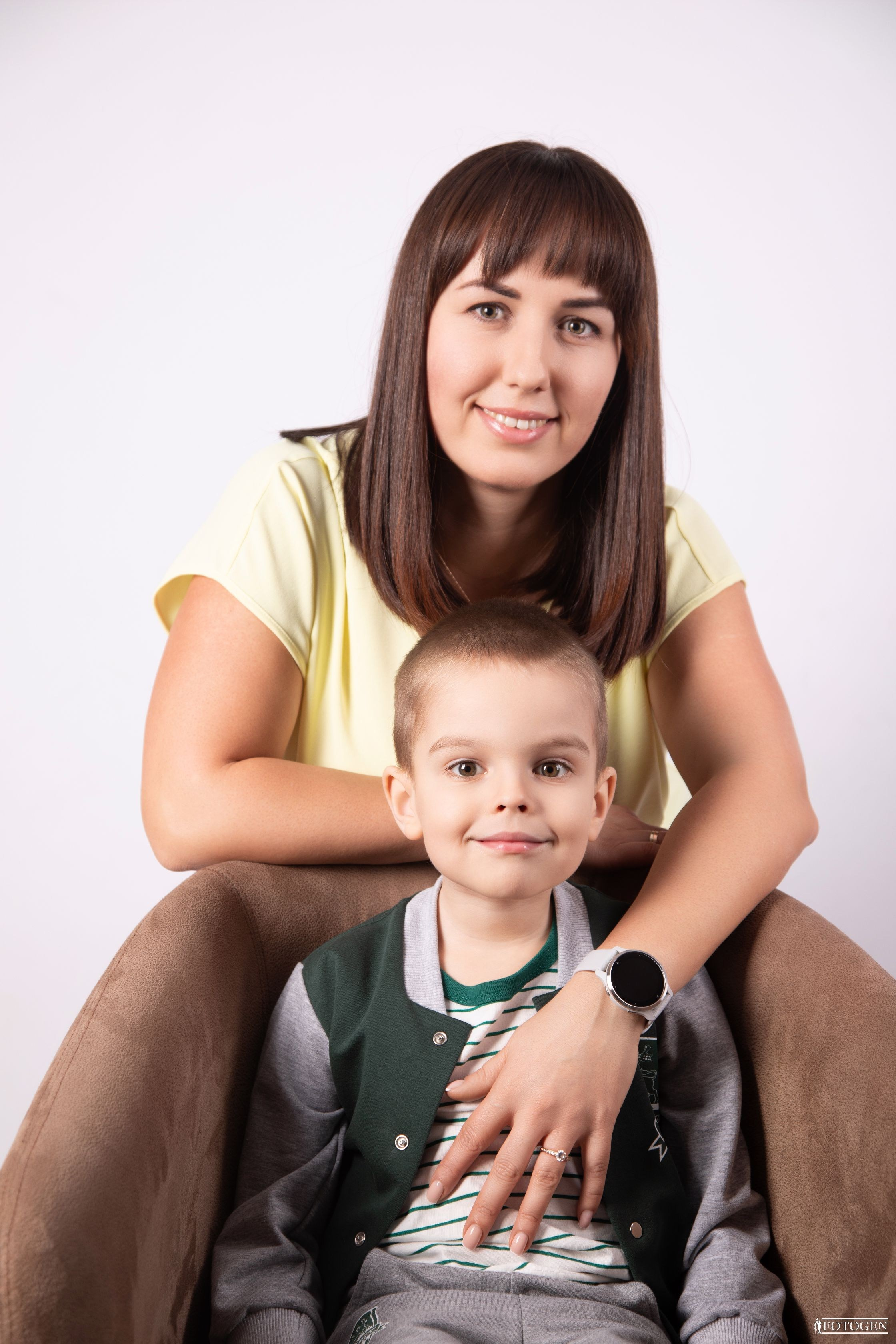 Семейная фотосессия: мама с детьми | Портфолио Fotogen. Интерьерная фотостудия FOTOGEN г. Краснодар