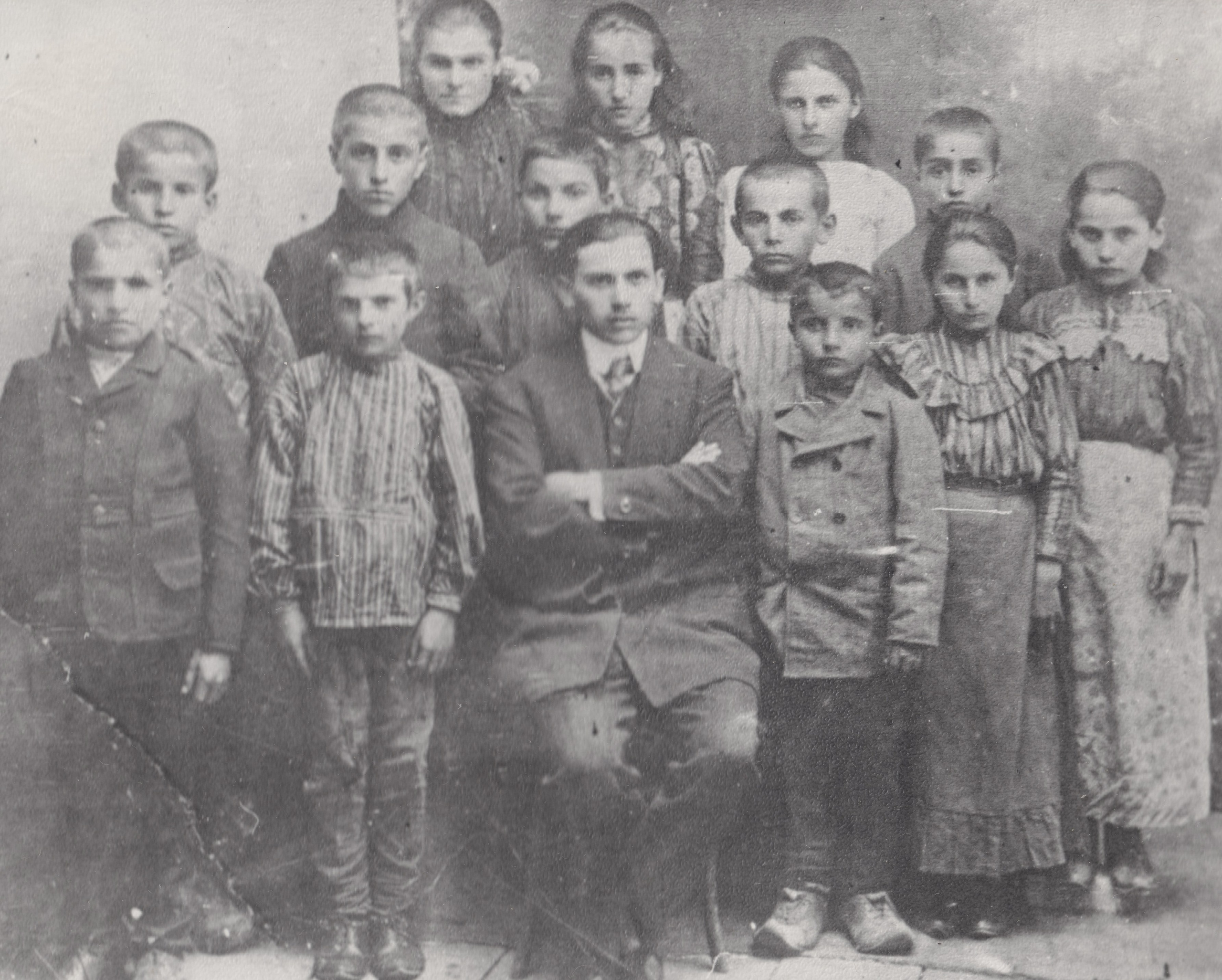 Учитель Кетикян с группой учащихся, 1907. Архив Дома культуры Верхнеармянского Лоо. 