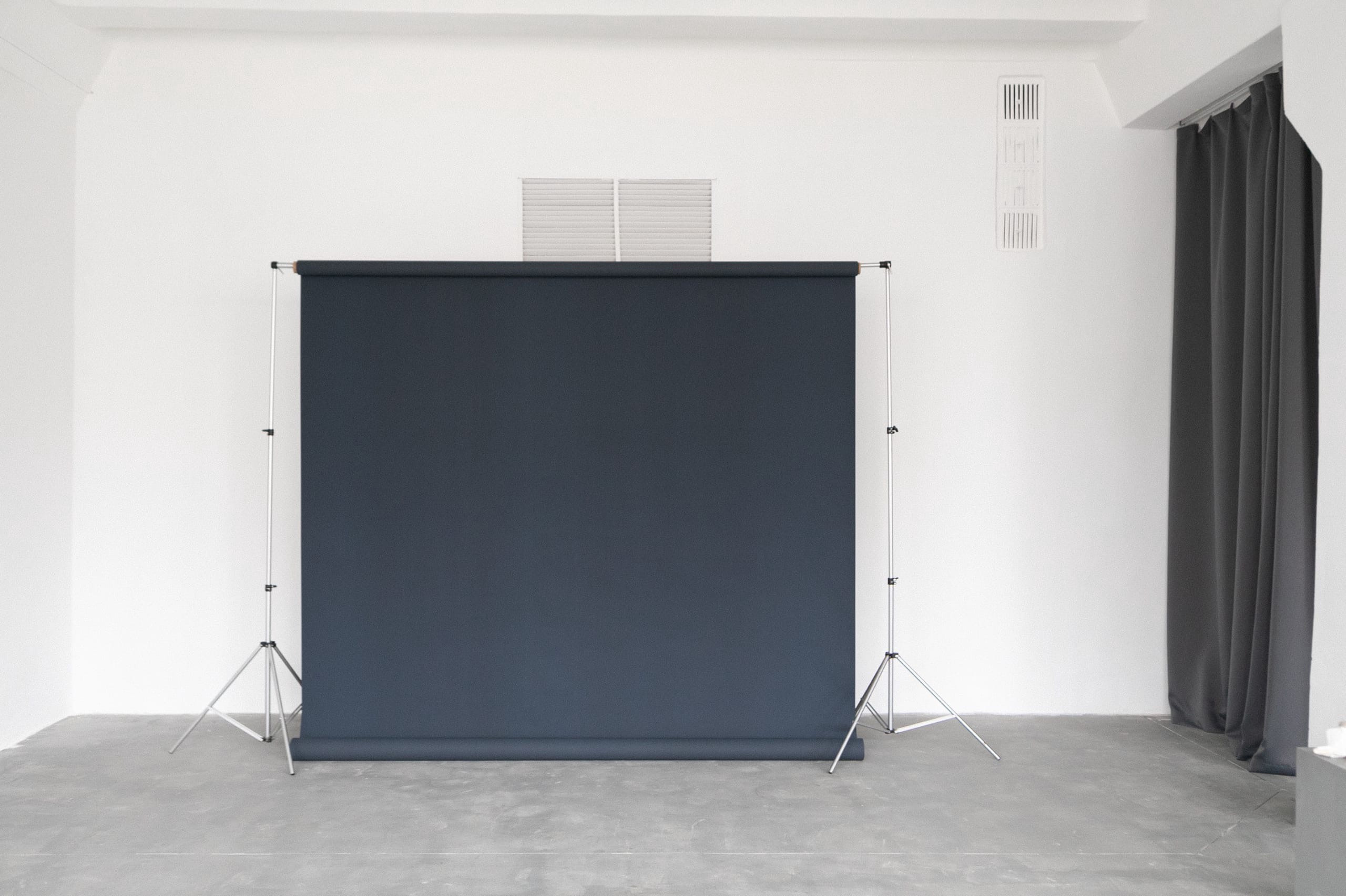 Однотонный синий фон для съемок в фотостудии Серпухов