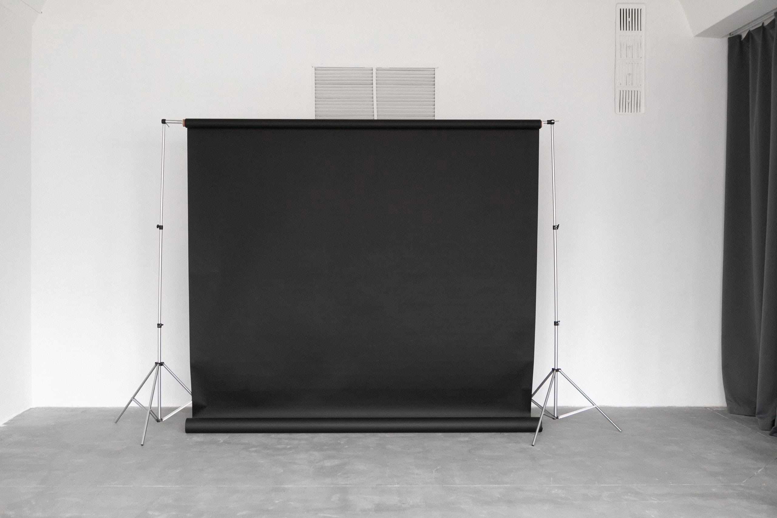 Черный однотонный фон в фотостудии в Серпухове