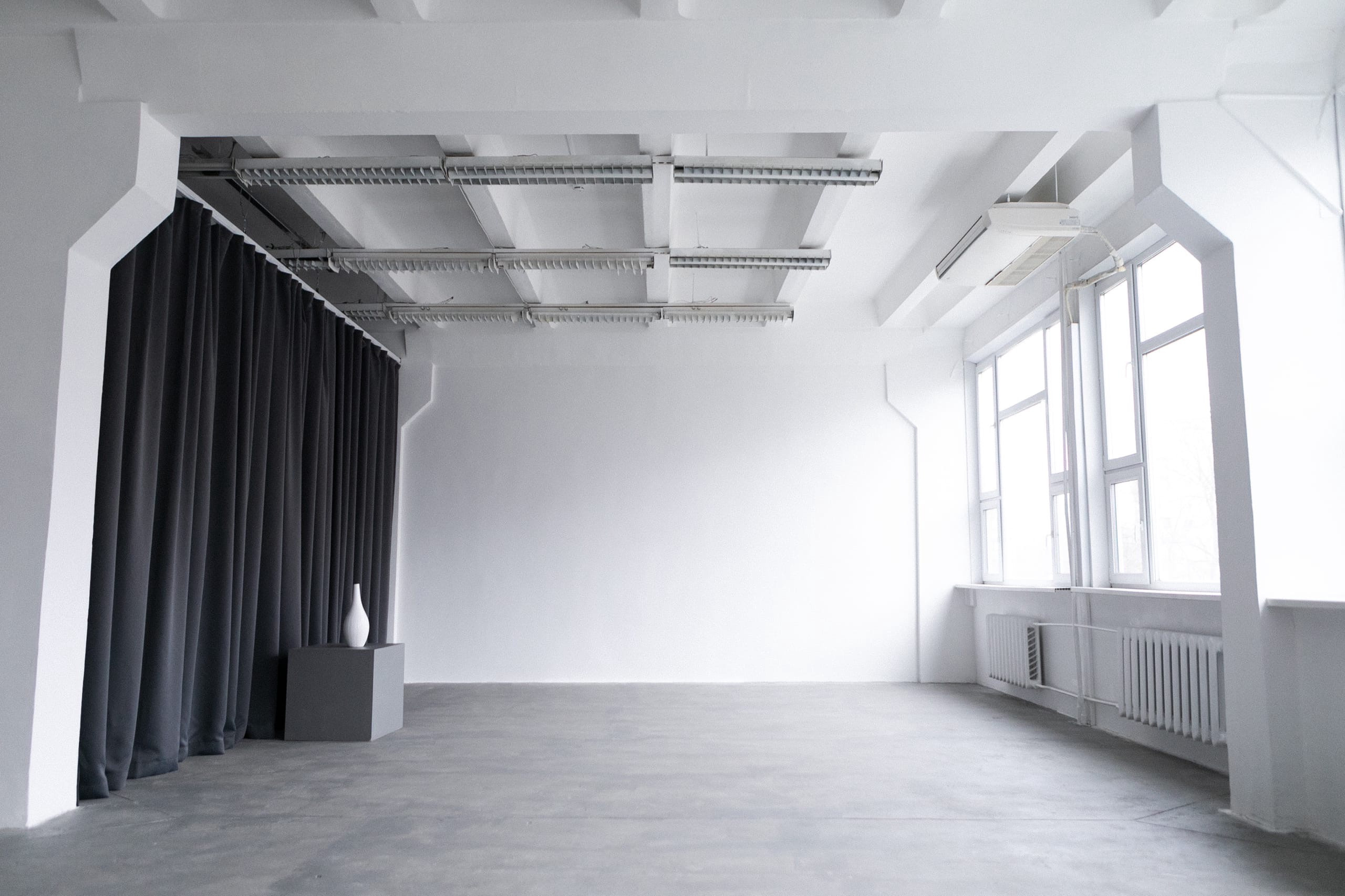 Большое минималистичное пространство для фотосессий в Серпухове