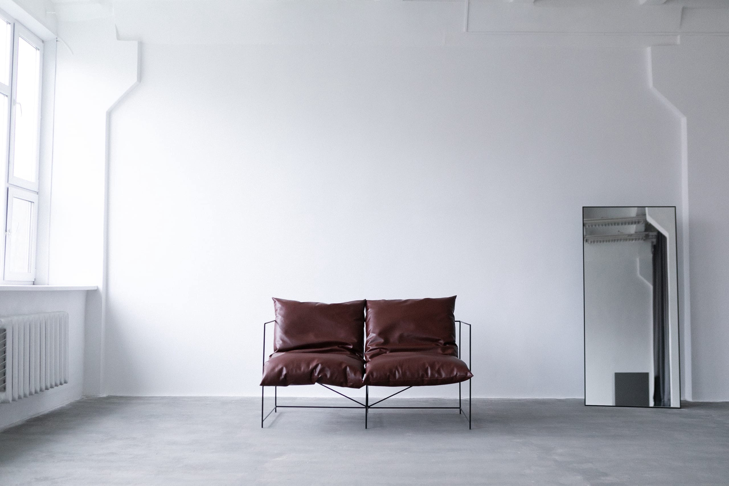 Кожаный диван для съемок в фотостудии Серпухова