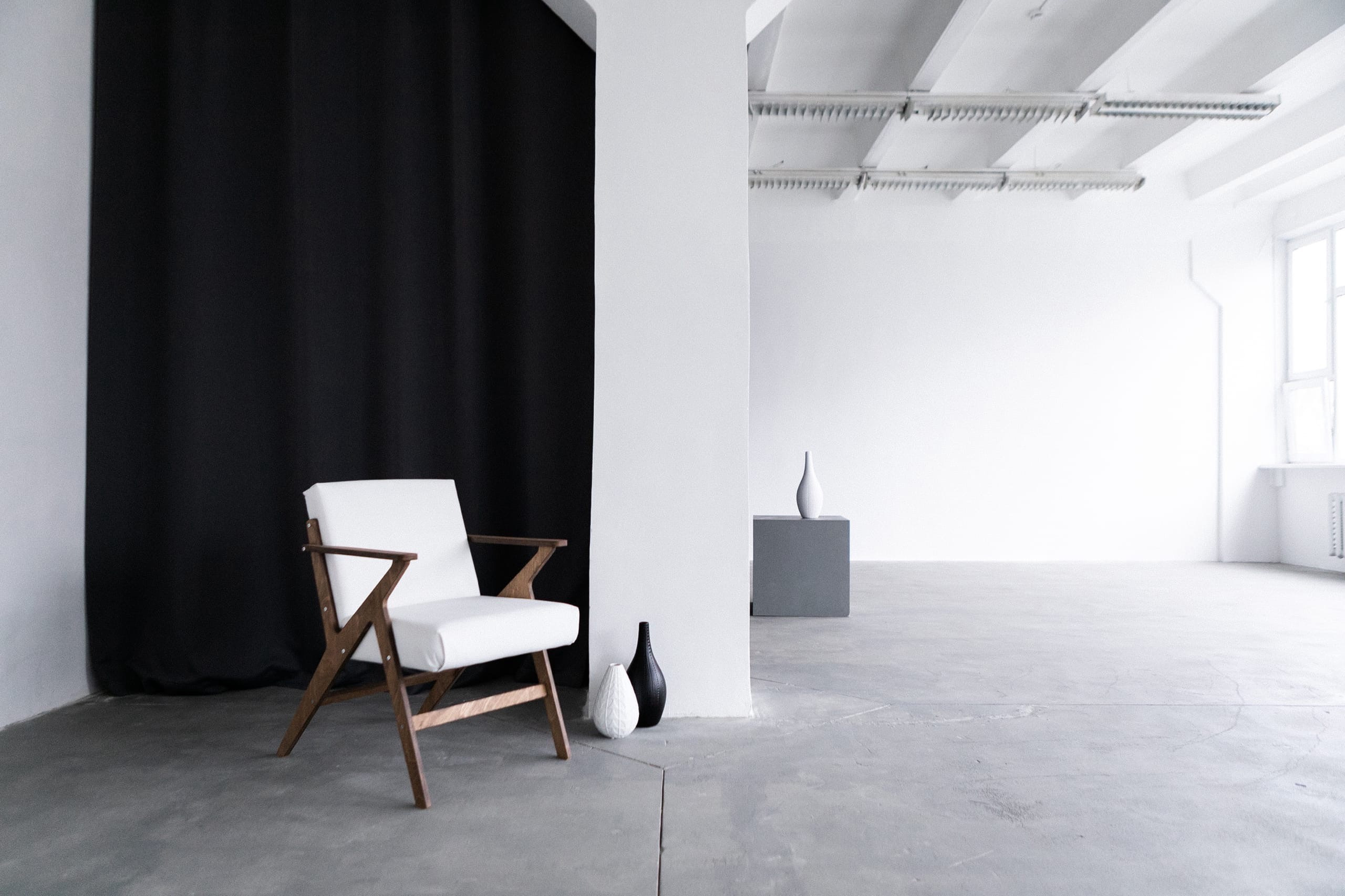 Минималистичный стул на однотонном фоне в фотостудии Серпухова